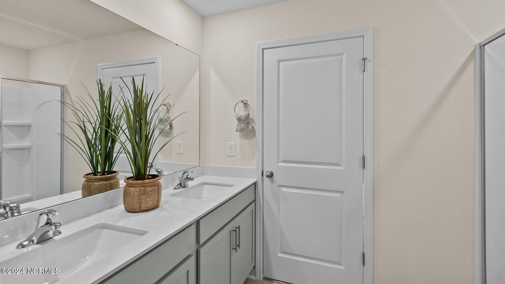 1136 Middlecrest Drive Property Photo 12