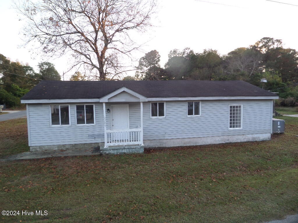 2201 Chestnut Avenue Property Photo 1