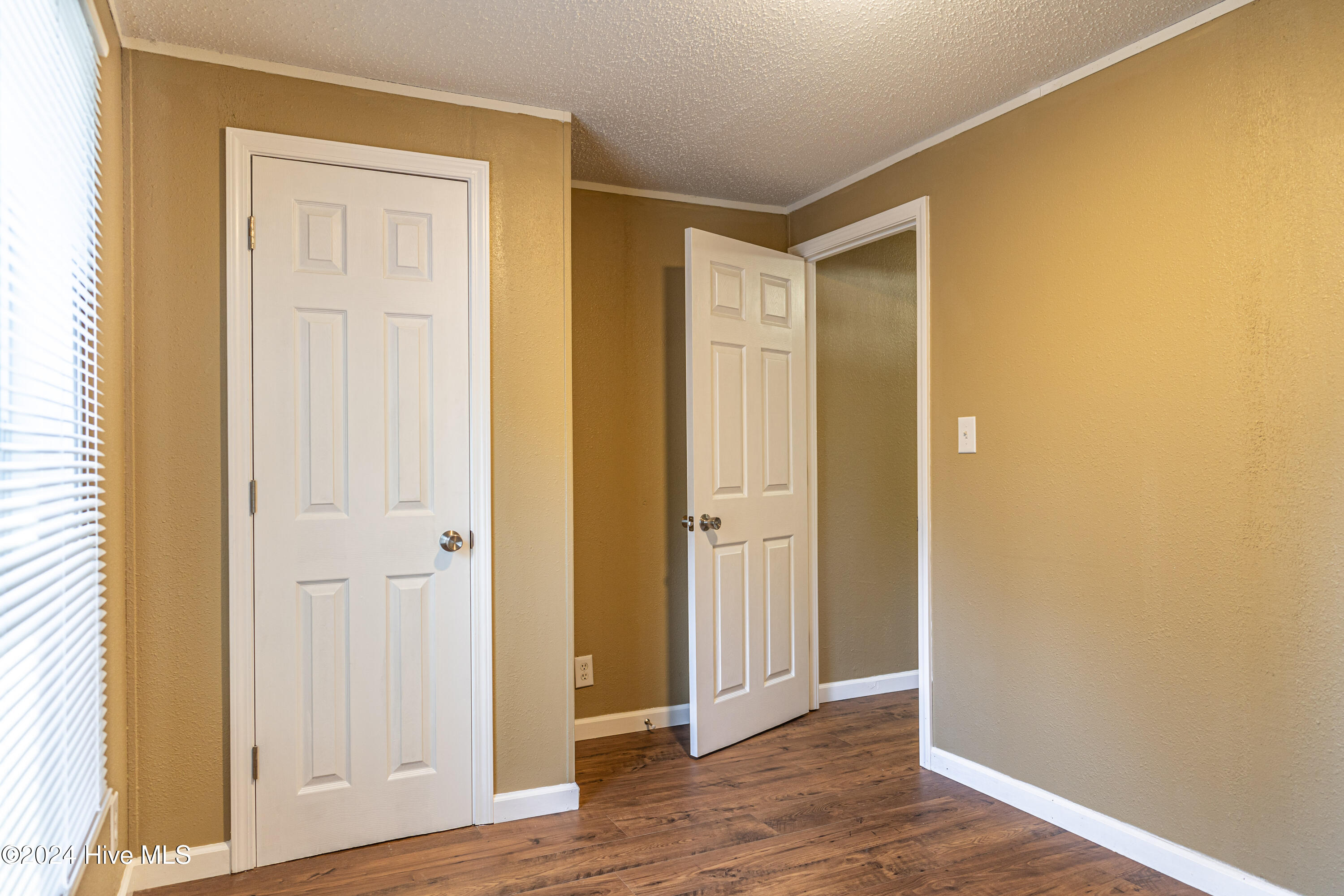 114 York Avenue Property Photo 28