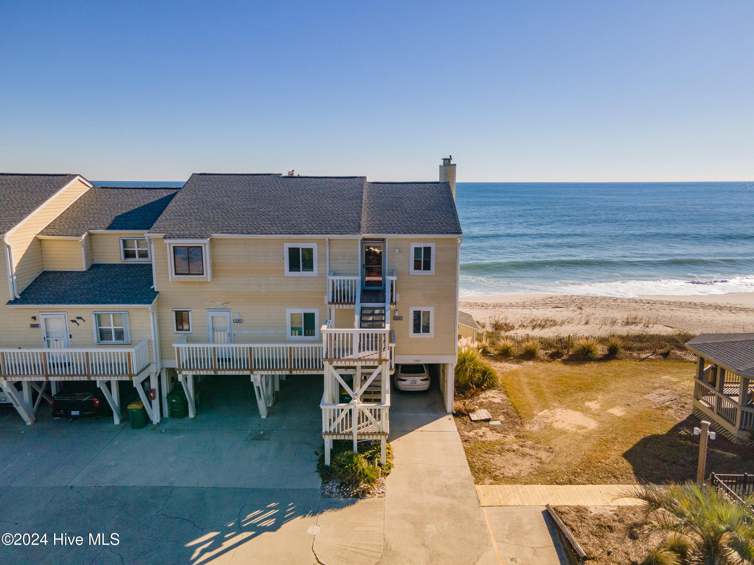 1006 Pelican Court Property Photo 2