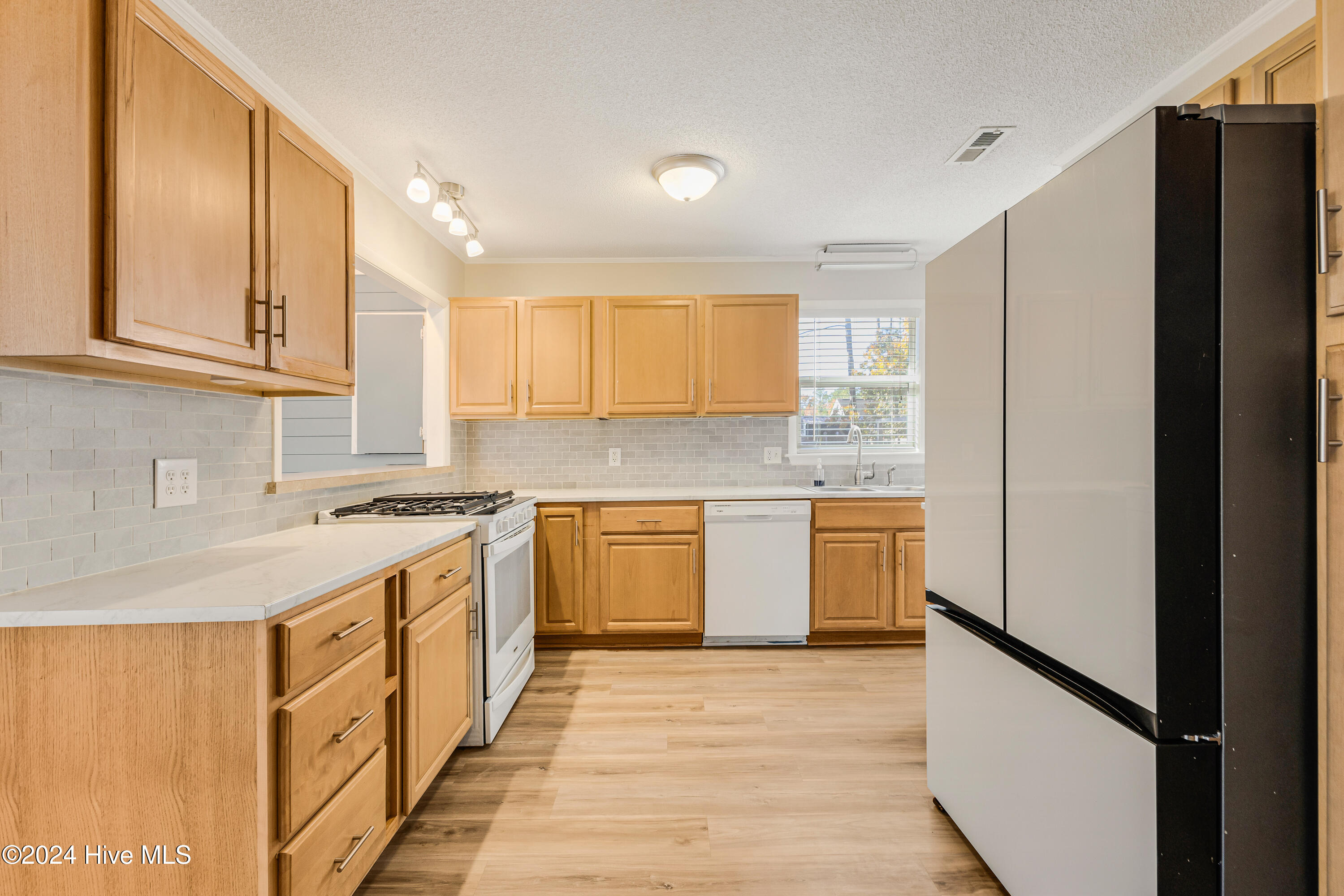 1078 Springdale Road Property Photo 10