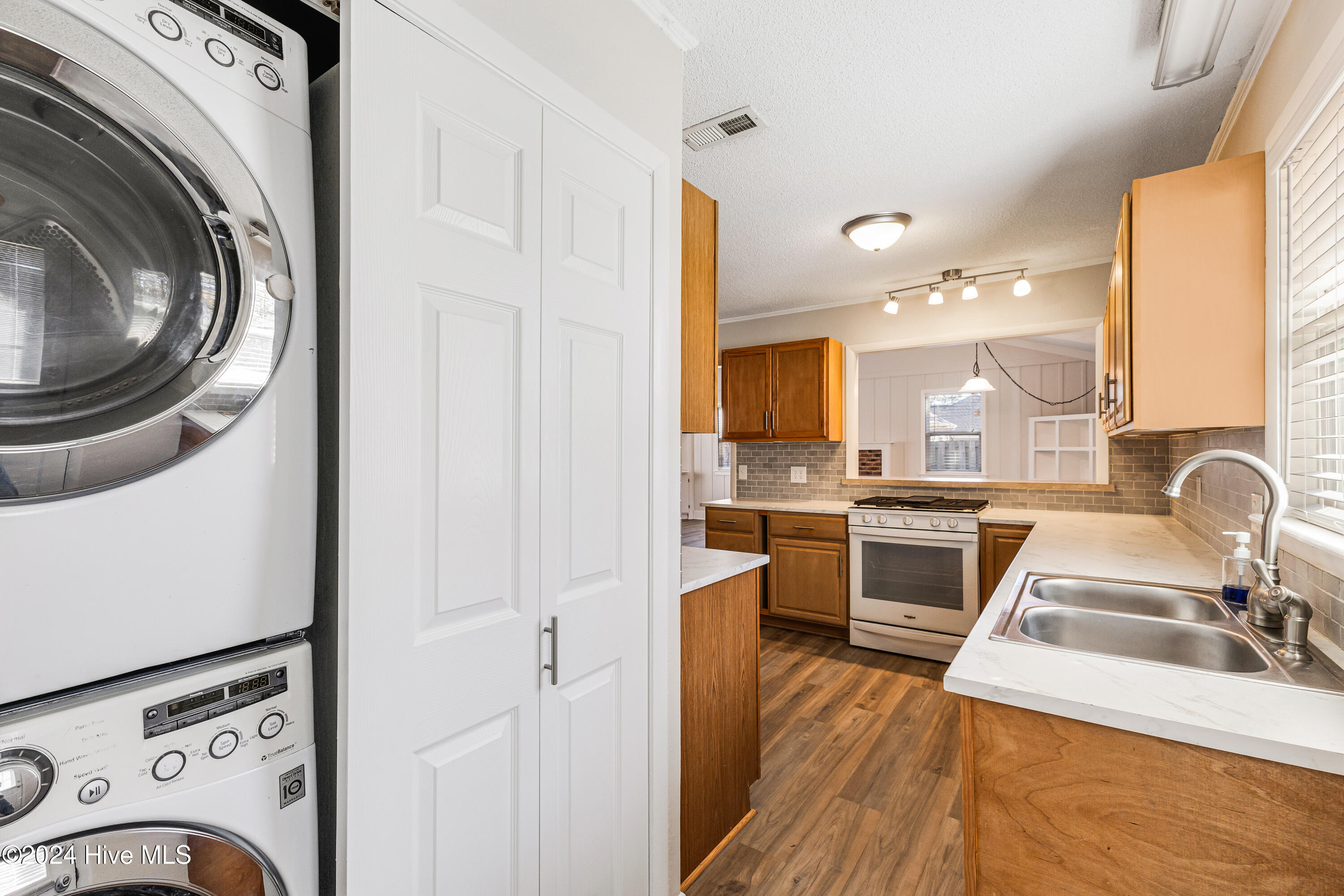 1078 Springdale Road Property Photo 11