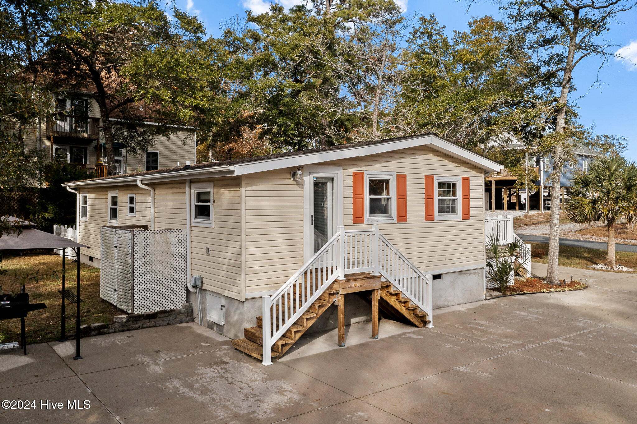 1754 Camelot Drive Property Photo 32