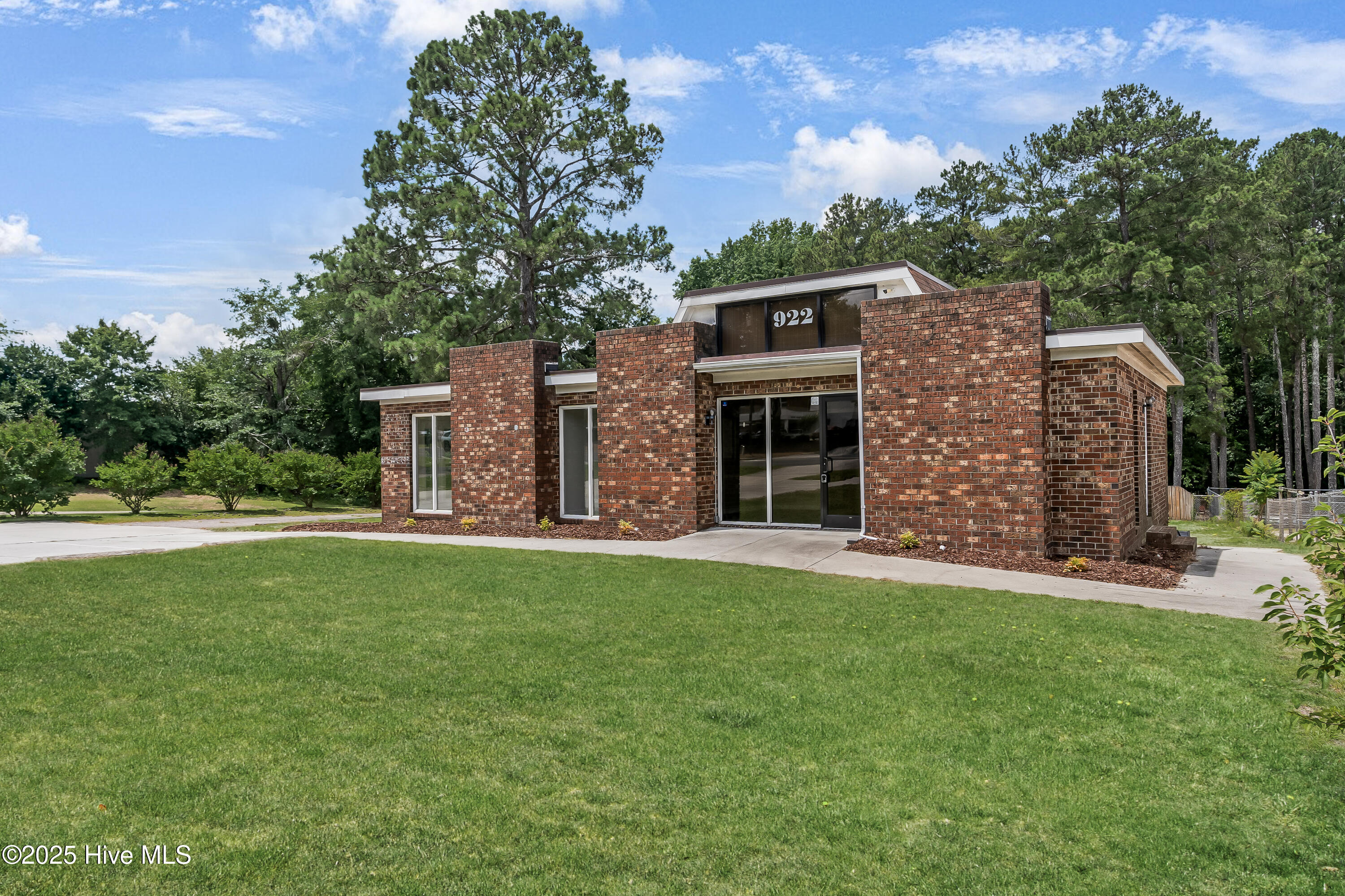 922 S Long Drive Property Photo 1
