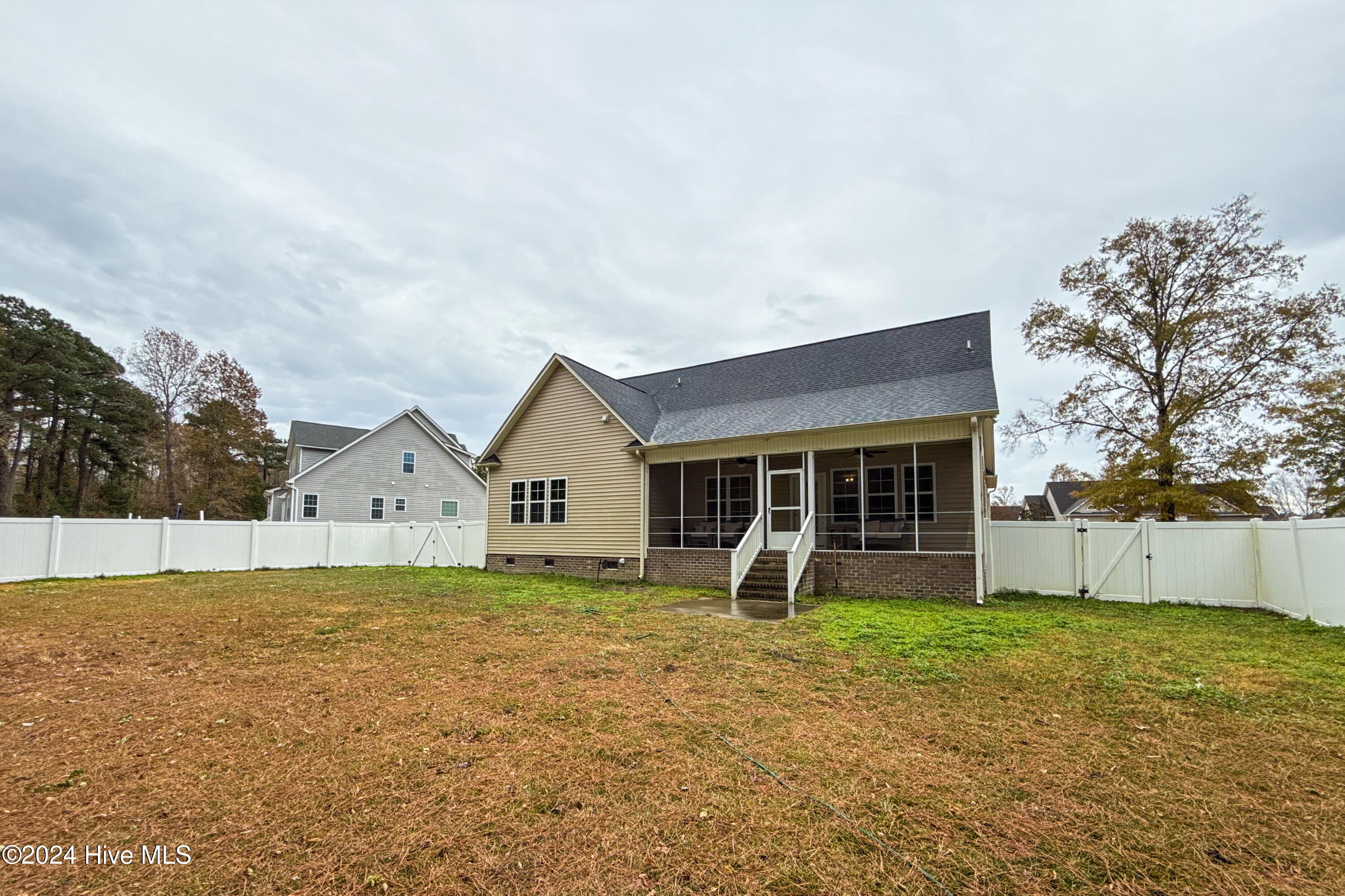 180 Laura Drive Property Photo 6