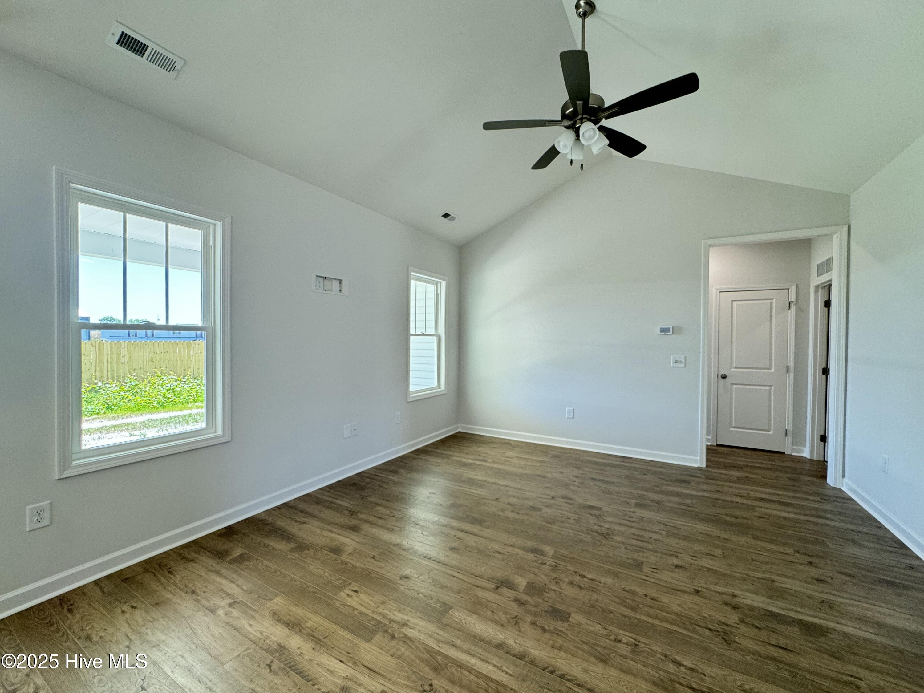 110 E Sillinger Drive Property Photo 3