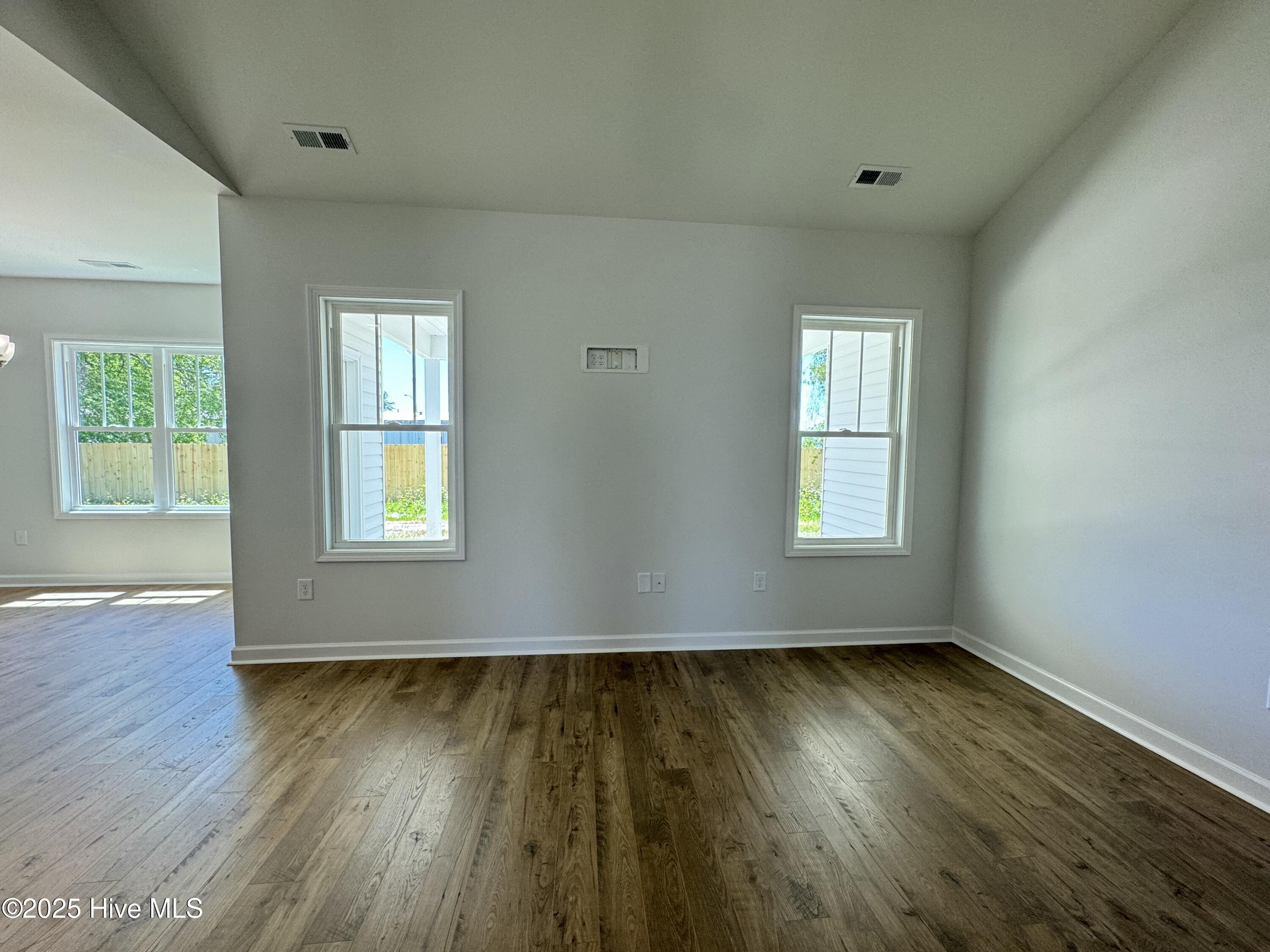 110 E Sillinger Drive Property Photo 4