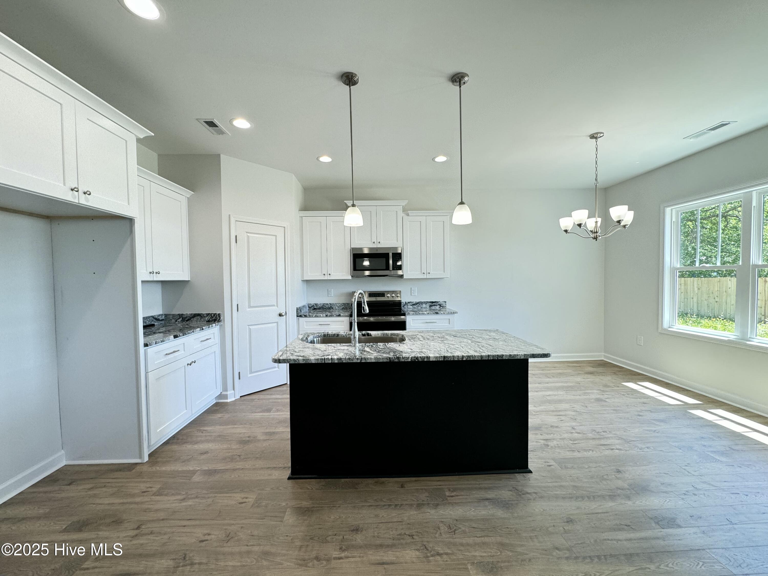 110 E Sillinger Drive Property Photo 8