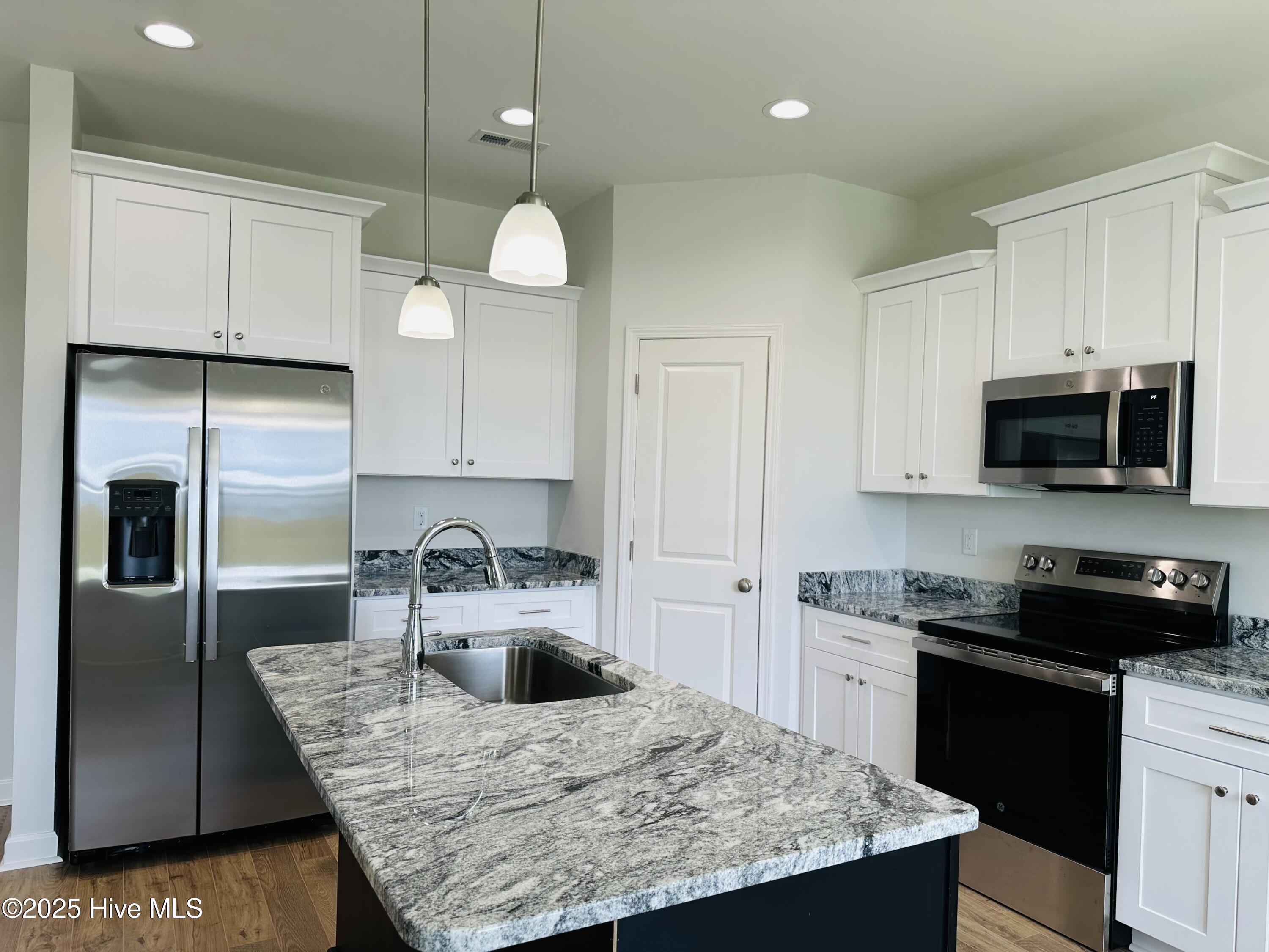 110 E Sillinger Drive Property Photo 13