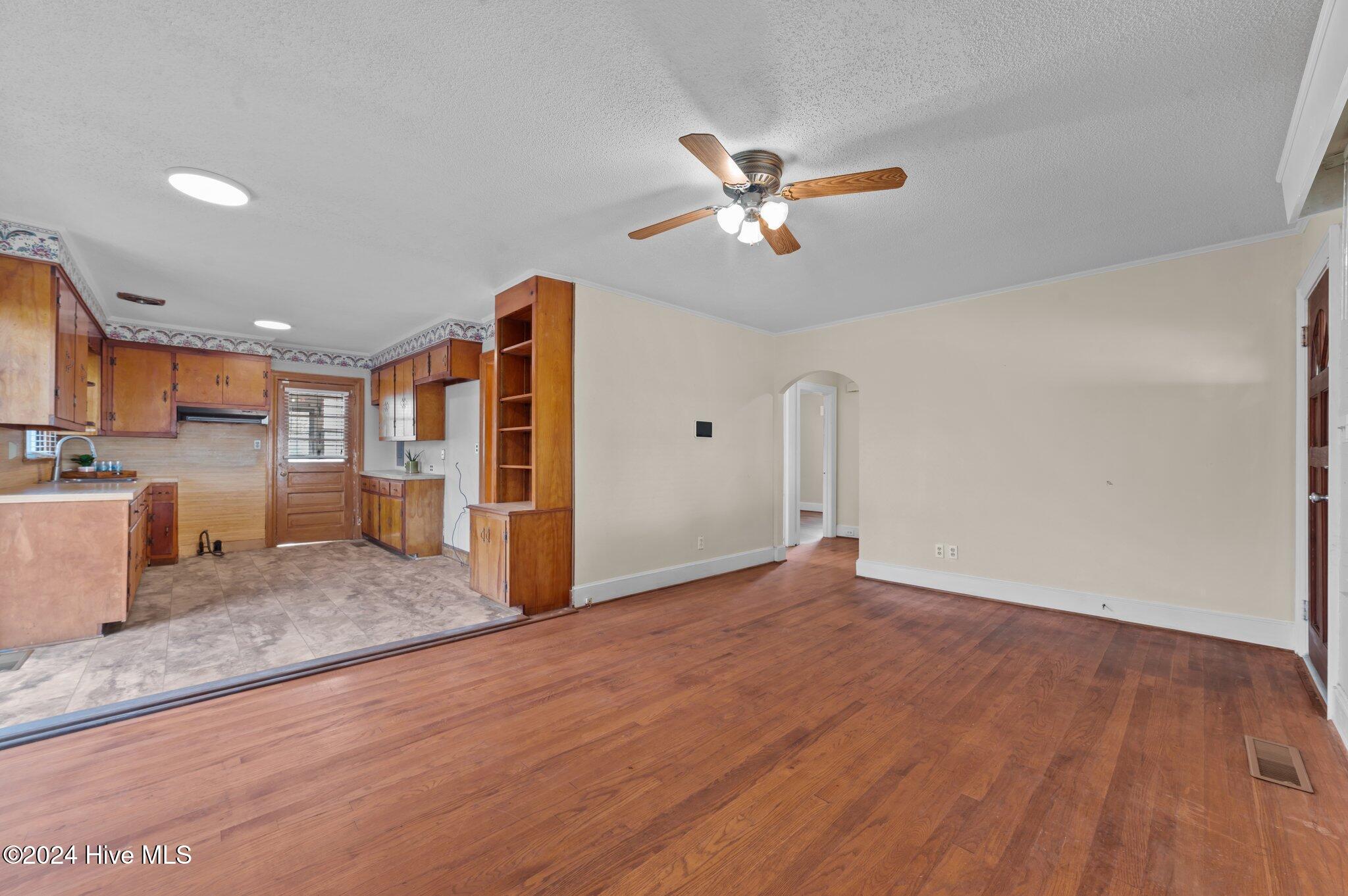 505 W Johnston Street Property Photo 7