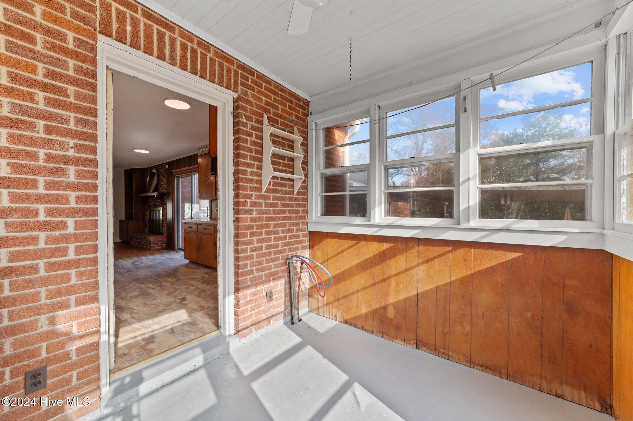 505 W Johnston Street Property Photo 15