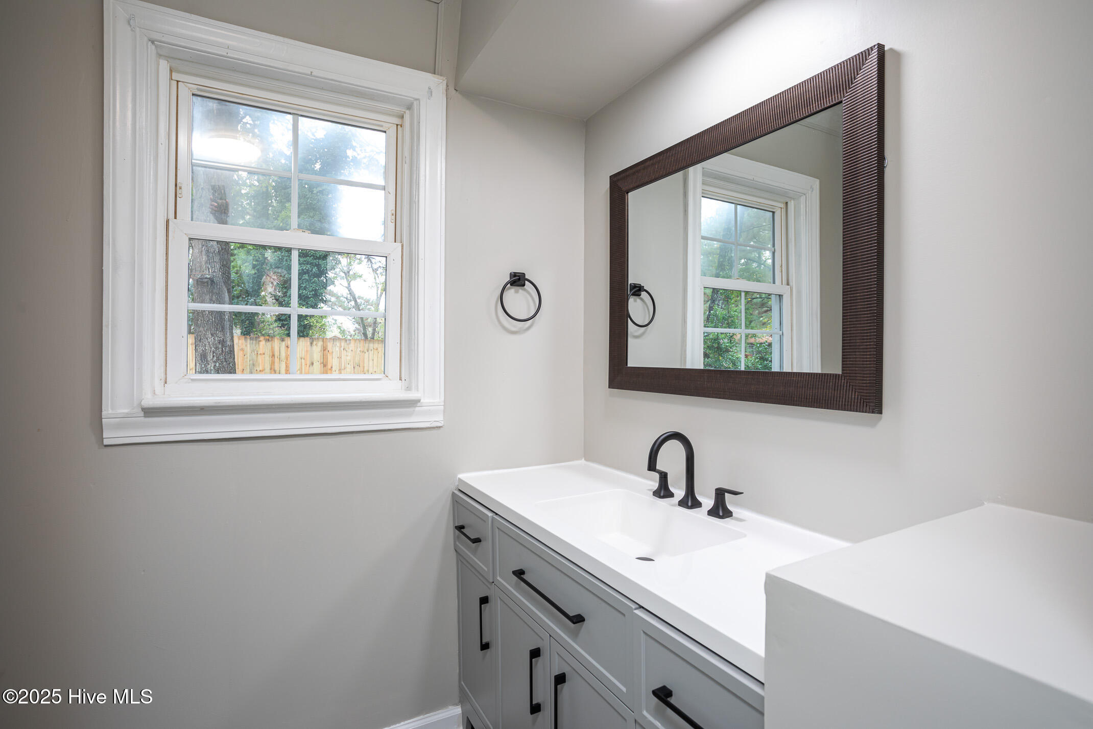 925 Redgate Avenue Property Photo 13