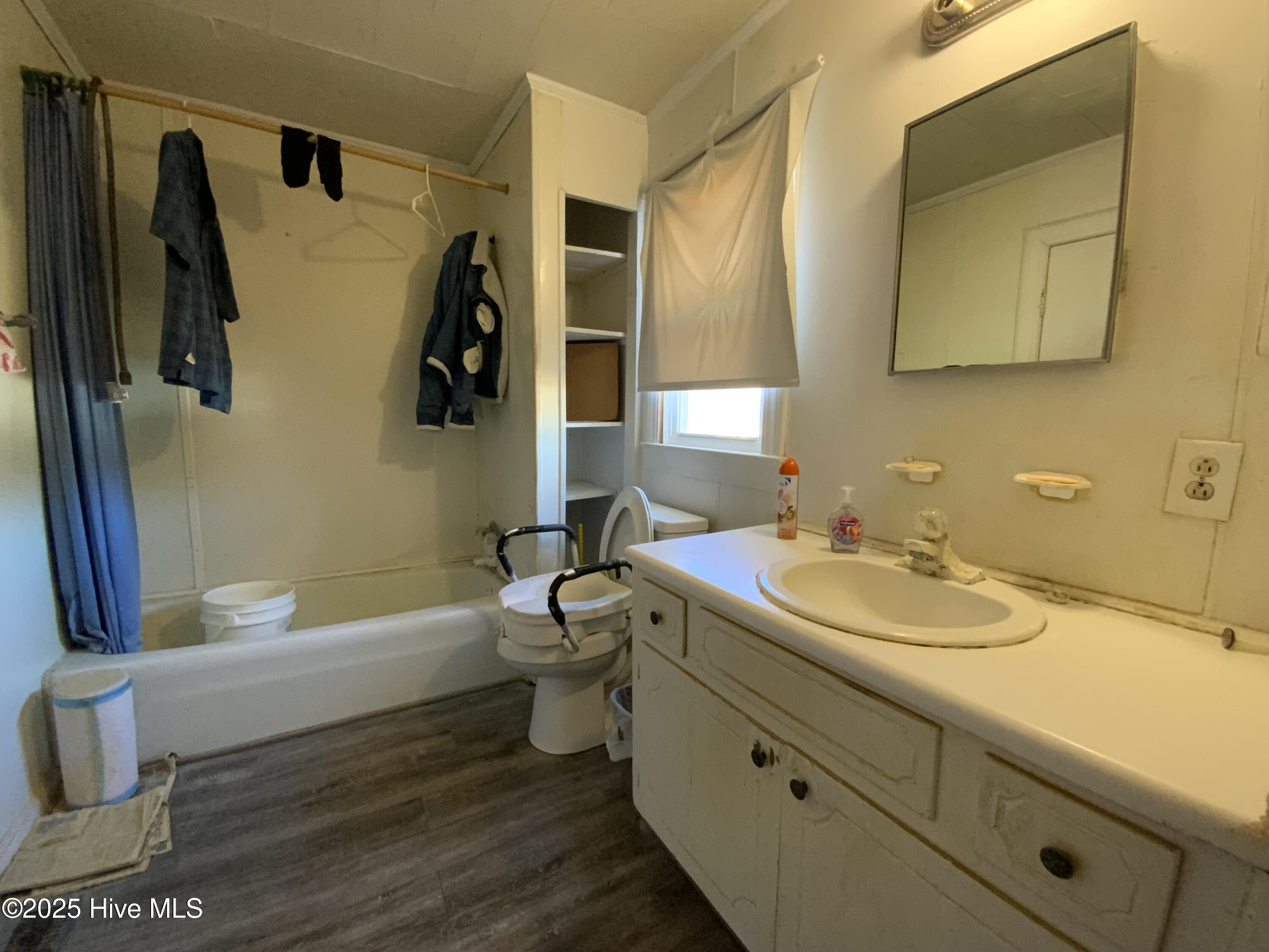 1124 S Church Street Property Photo 3