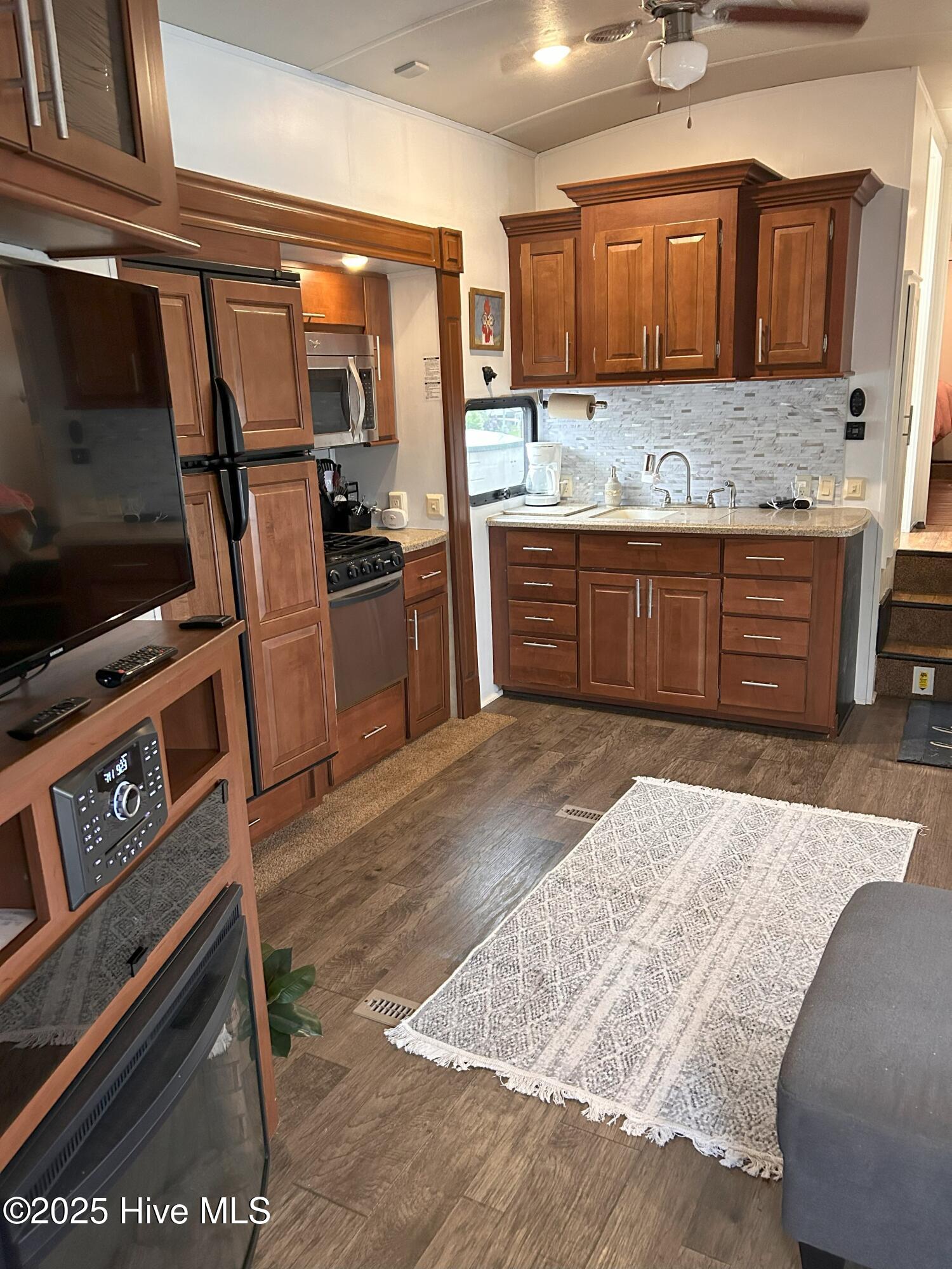 69 Leeward Street Property Photo 4