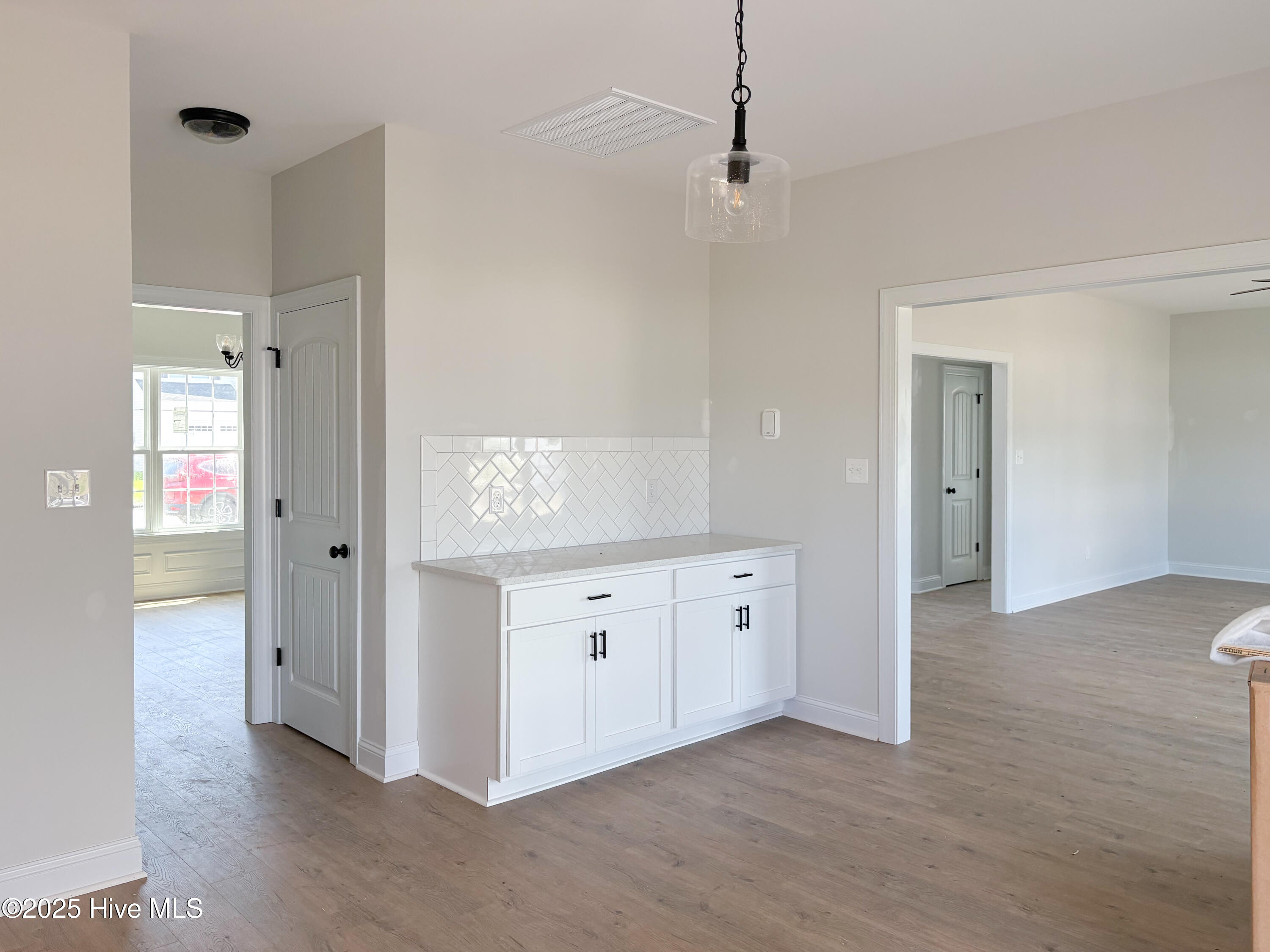 703 Ellabond Street Property Photo 4