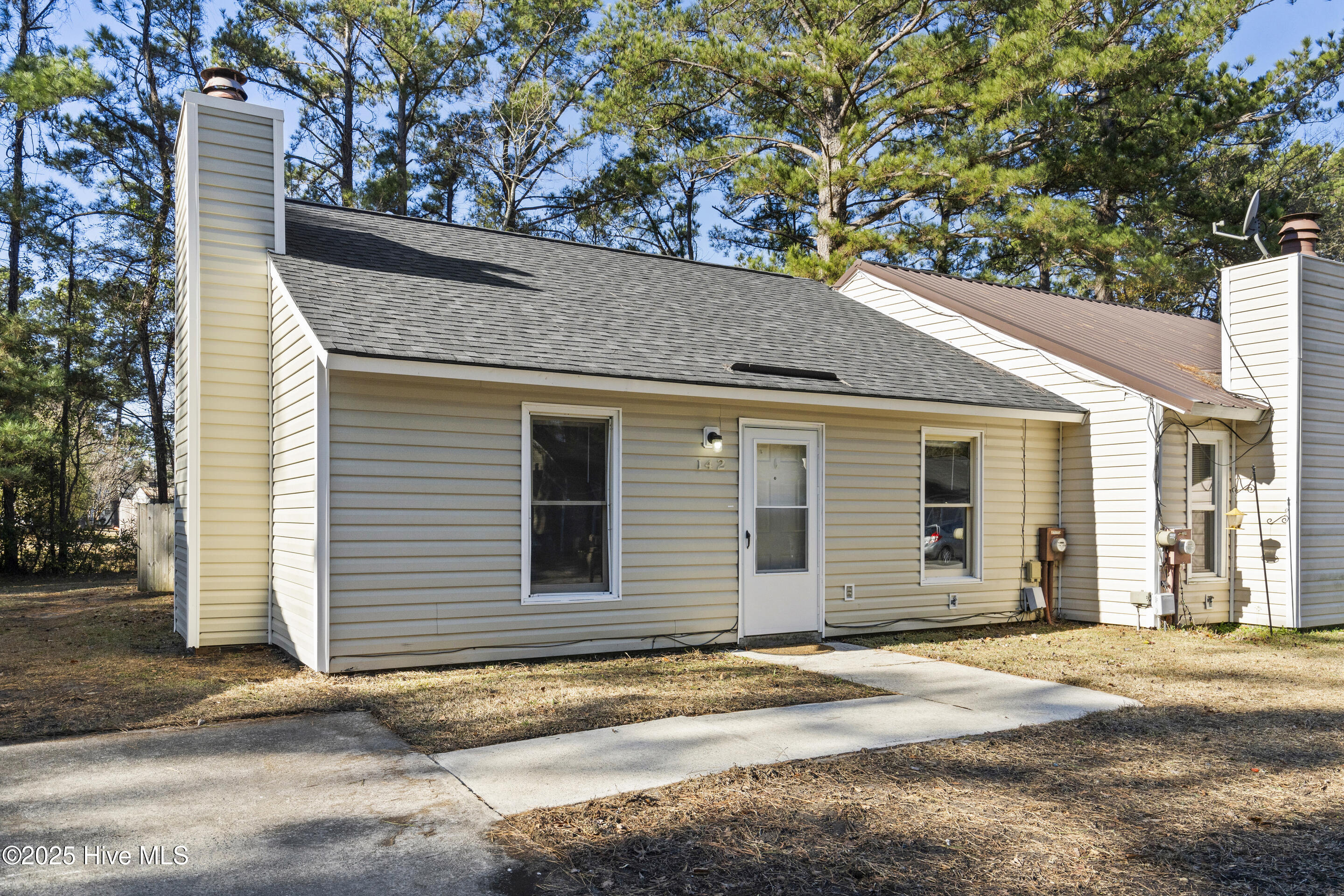 142 Corey Circle Property Photo 1