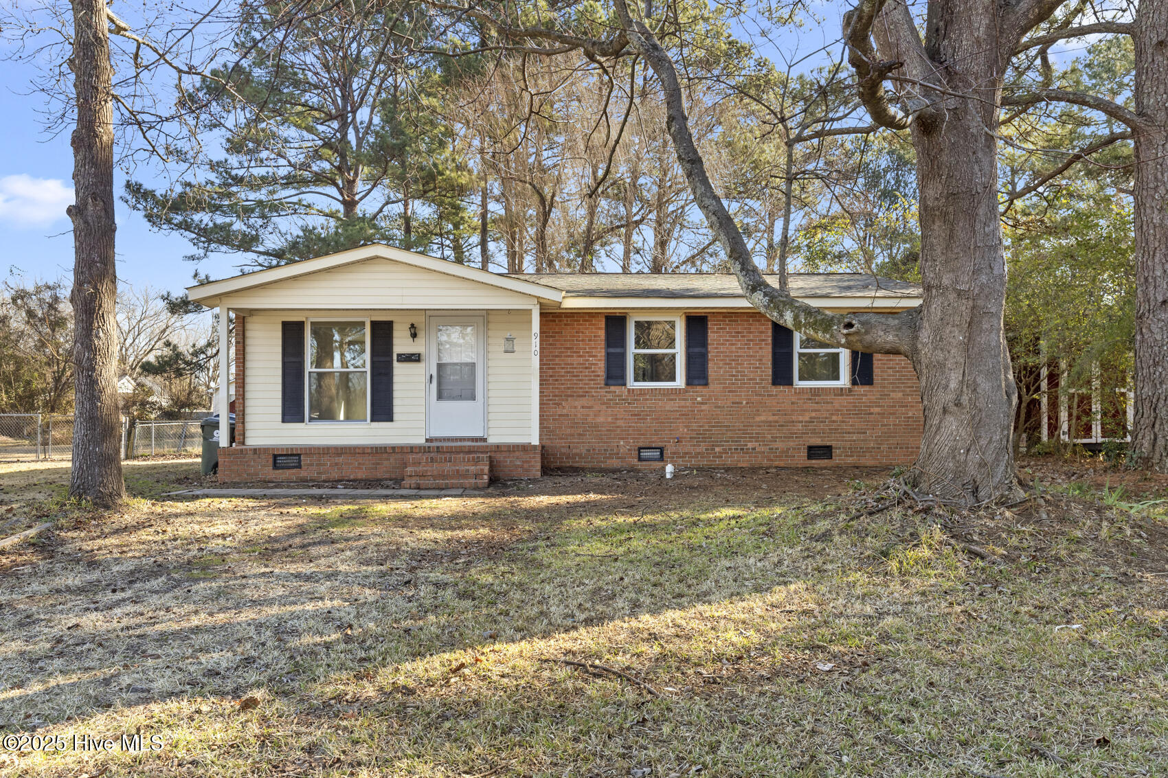910 Devers Avenue Property Photo 1