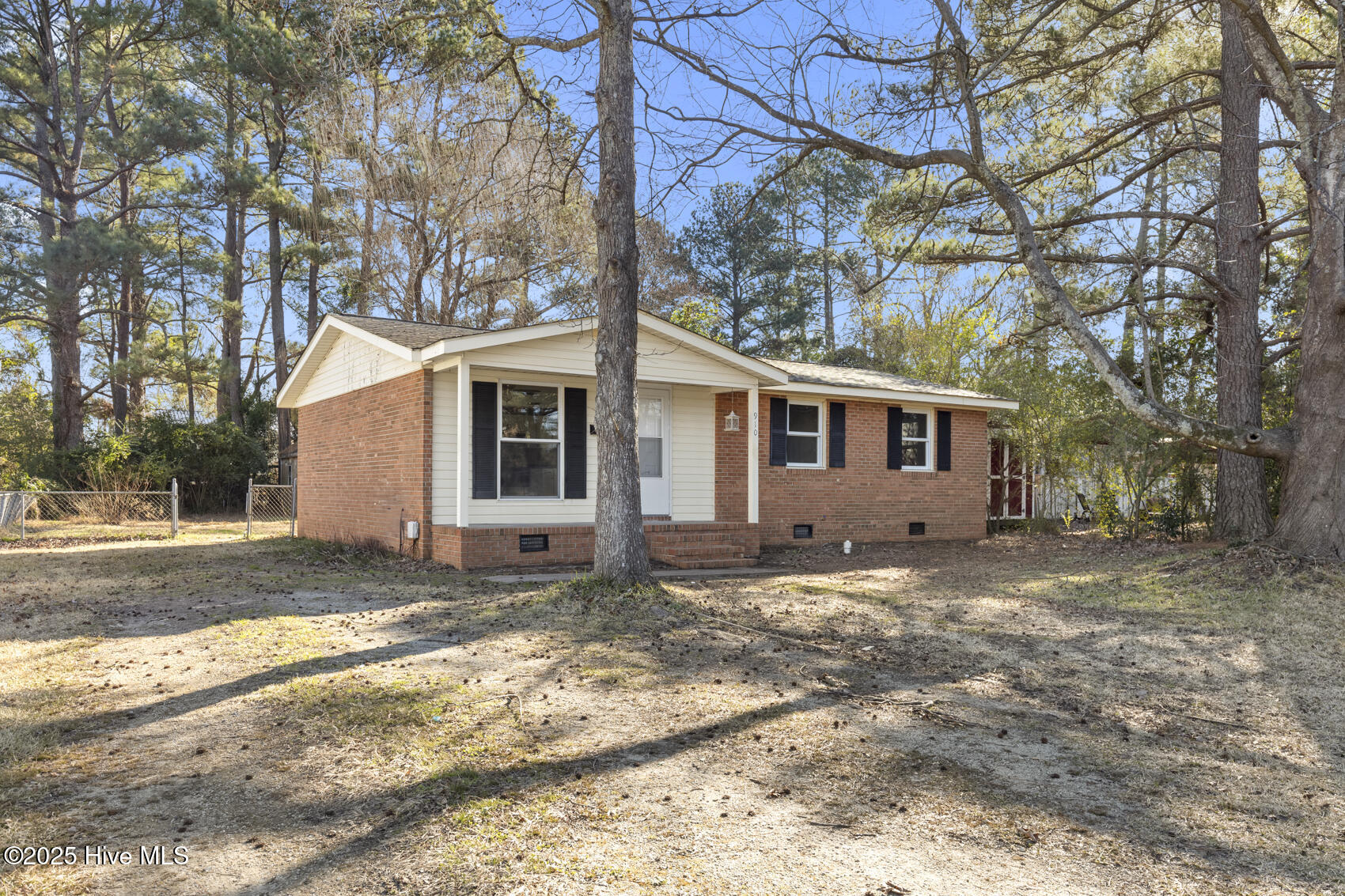 910 Devers Avenue Property Photo 2