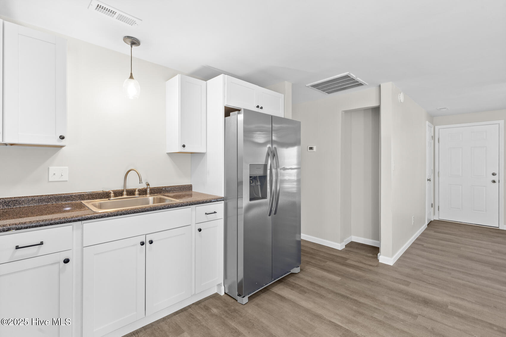 910 Devers Avenue Property Photo 8