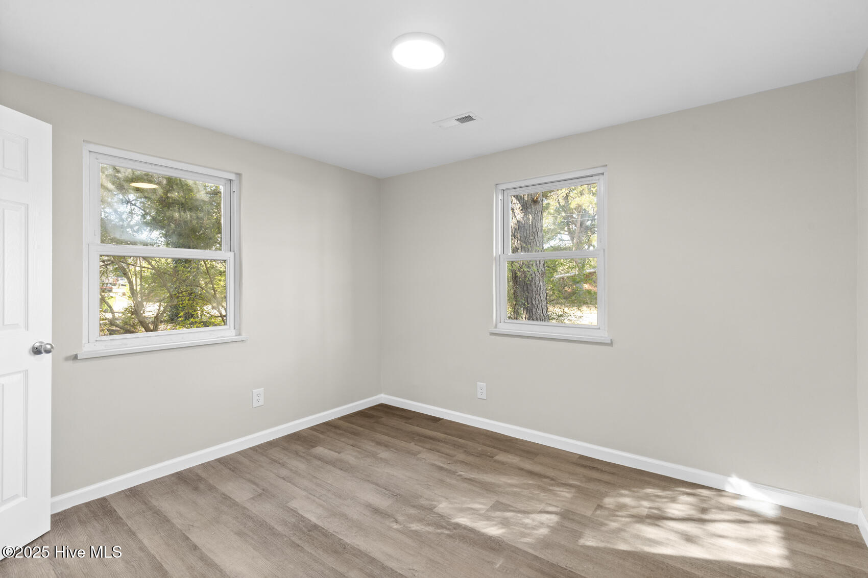 910 Devers Avenue Property Photo 14