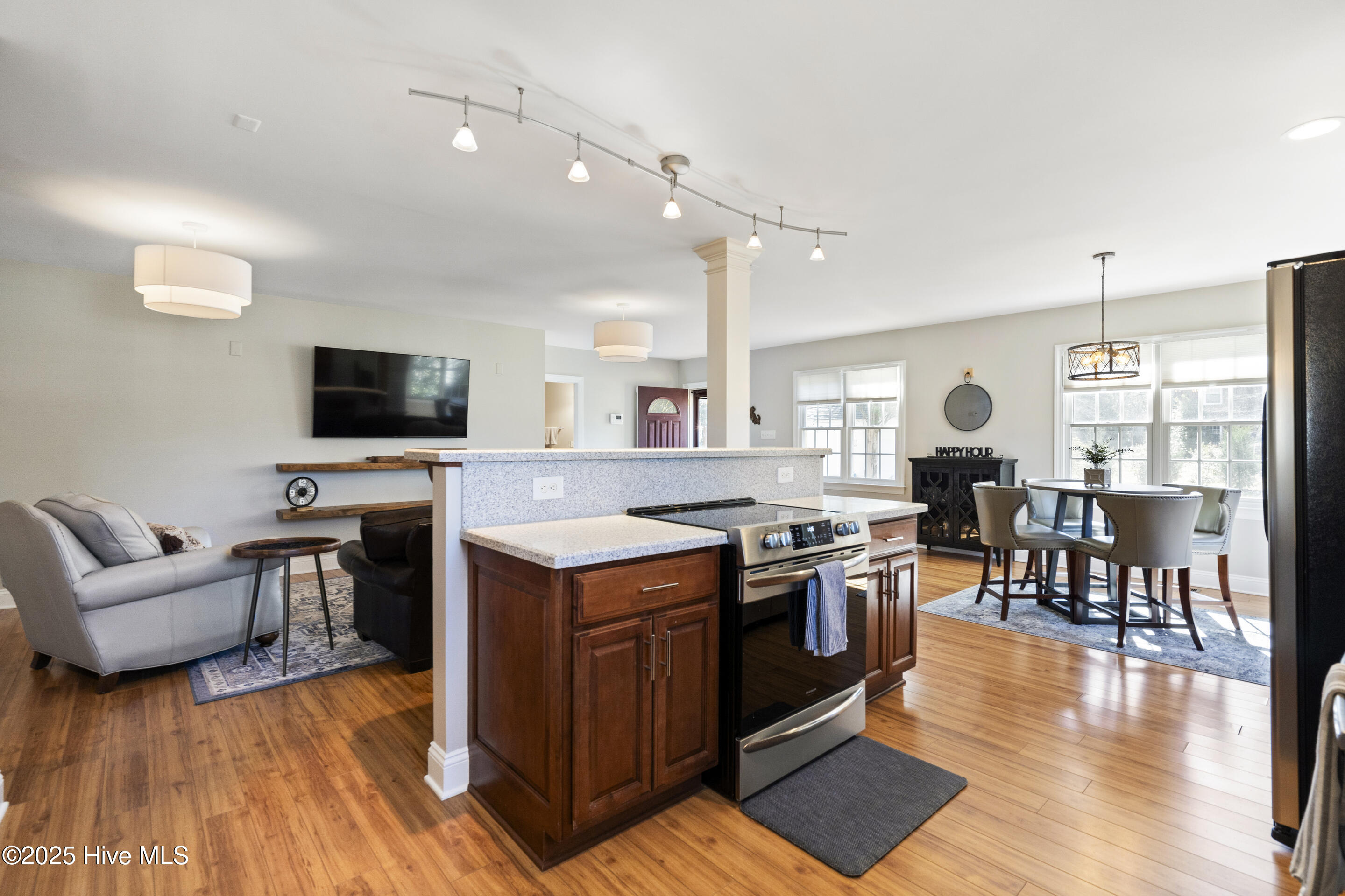 1609 Lucerne Way Property Photo 4