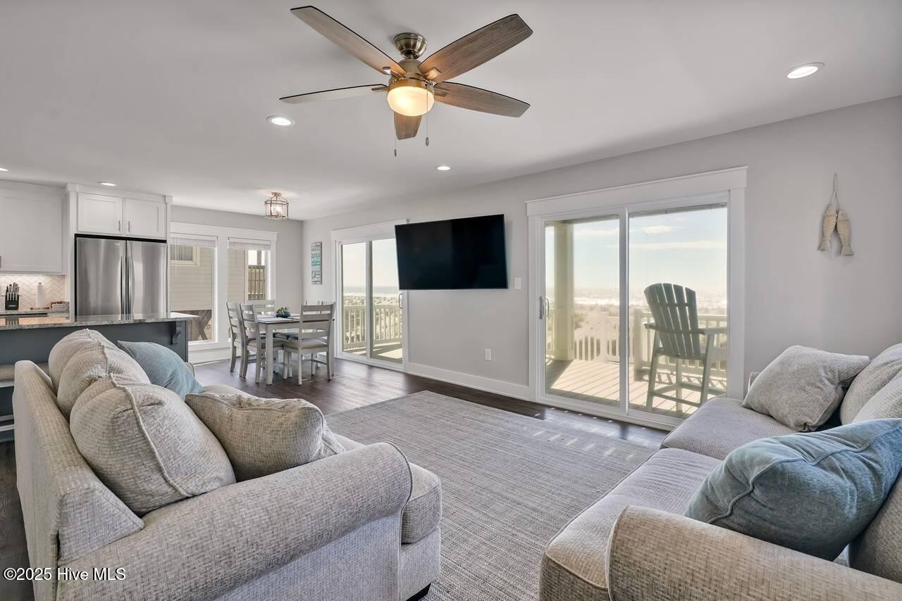 3527 E Beach Drive Property Photo 11
