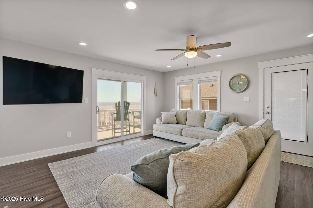 3527 E Beach Drive Property Photo 13