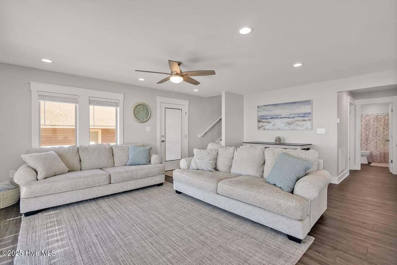 3527 E Beach Drive Property Photo 14
