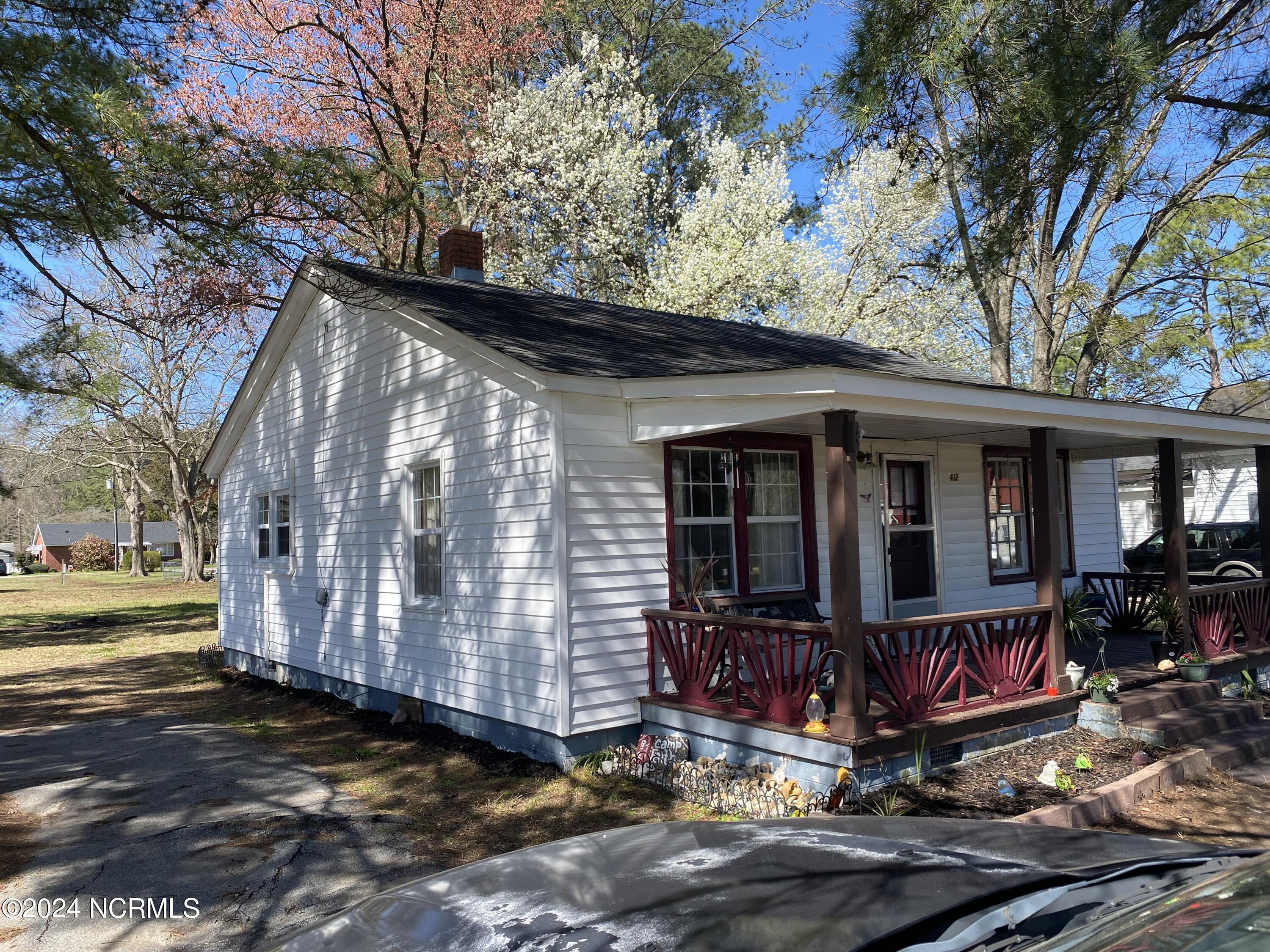 412 S William Hooker Drive Property Photo 2
