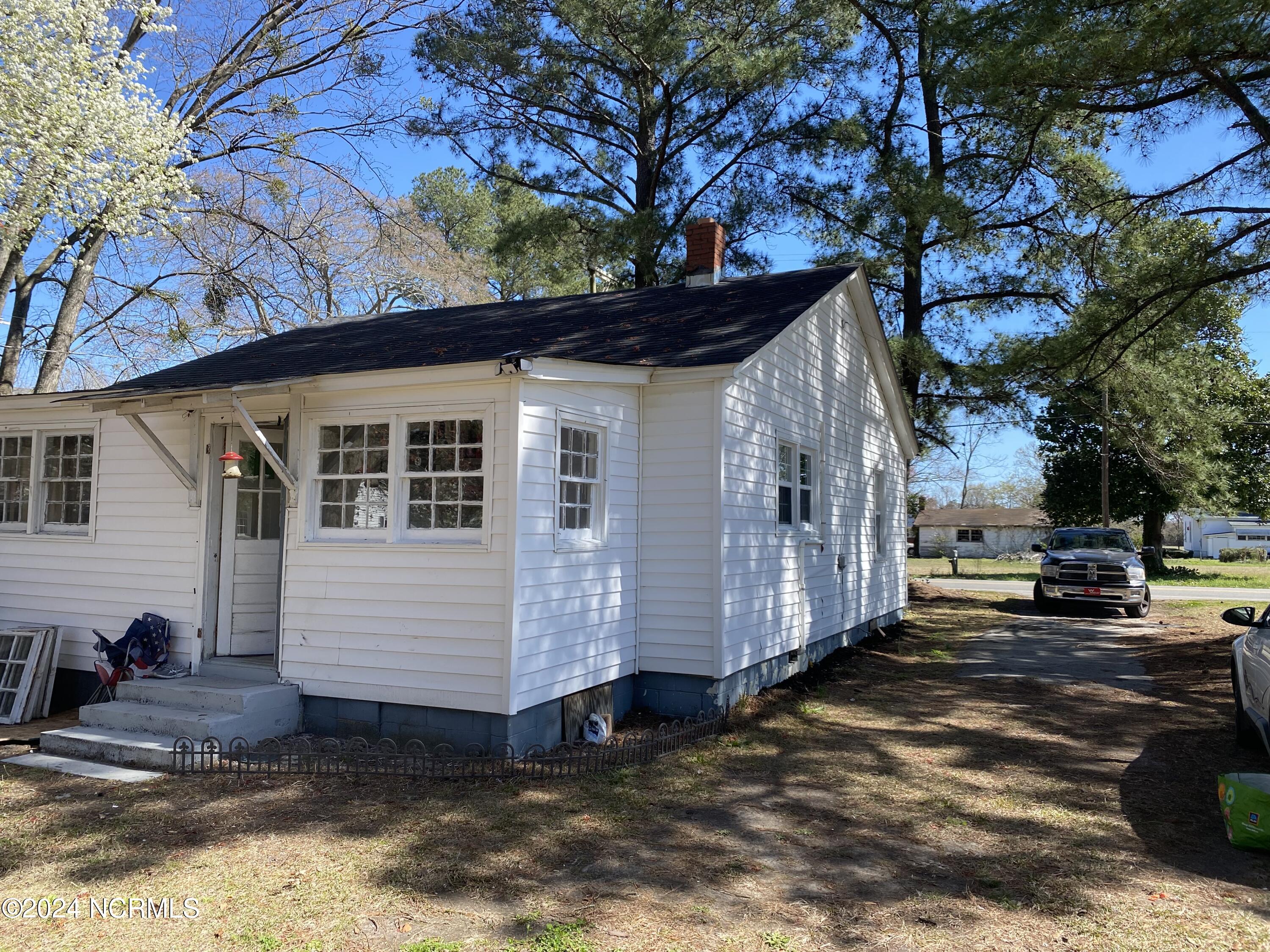 412 S William Hooker Drive Property Photo 4