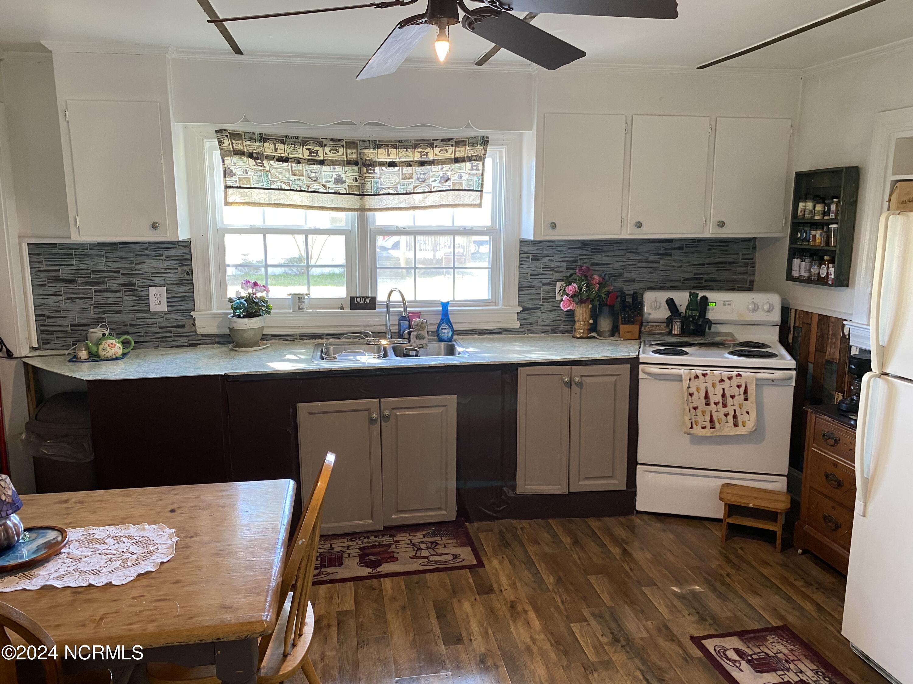 412 S William Hooker Drive Property Photo 10