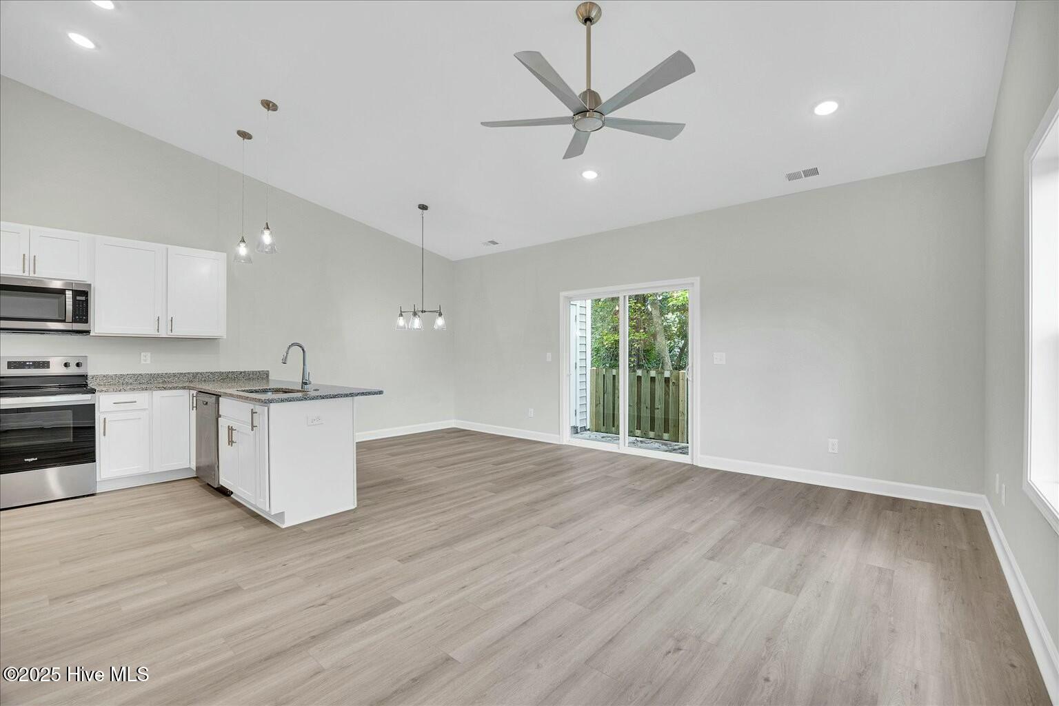 211 Lincoln Place Circle Property Photo 4