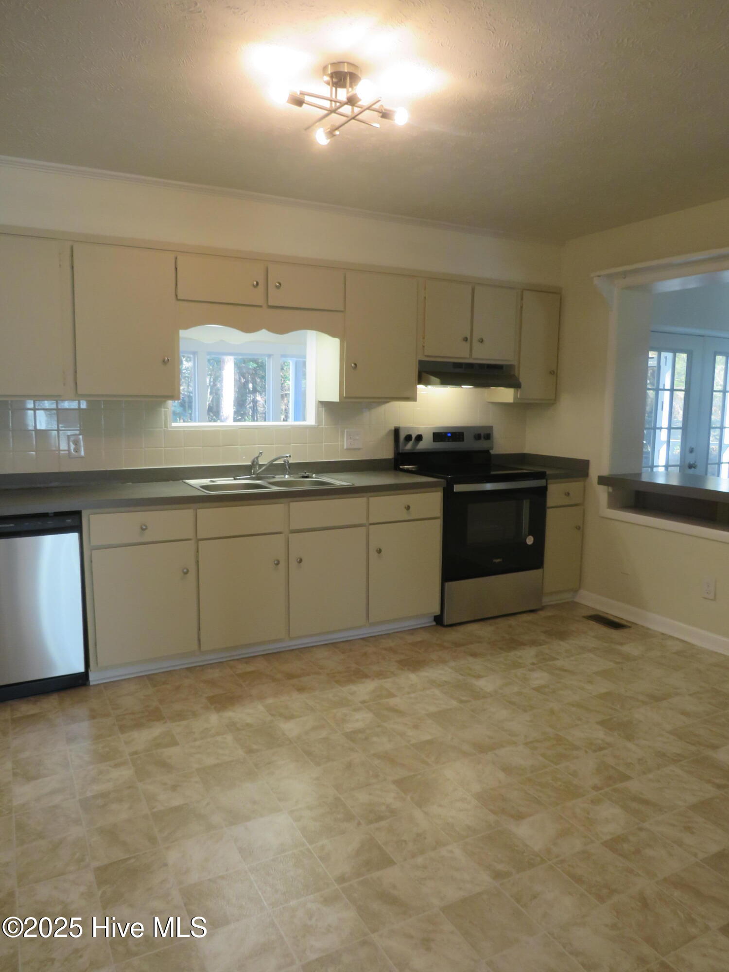 535 W Rhode Island Avenue Property Photo 13