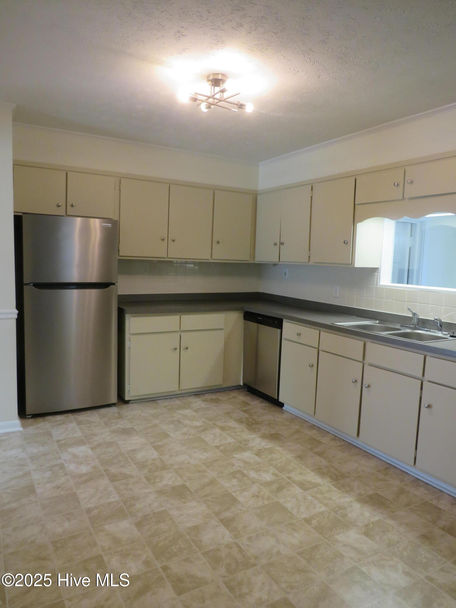 535 W Rhode Island Avenue Property Photo 14
