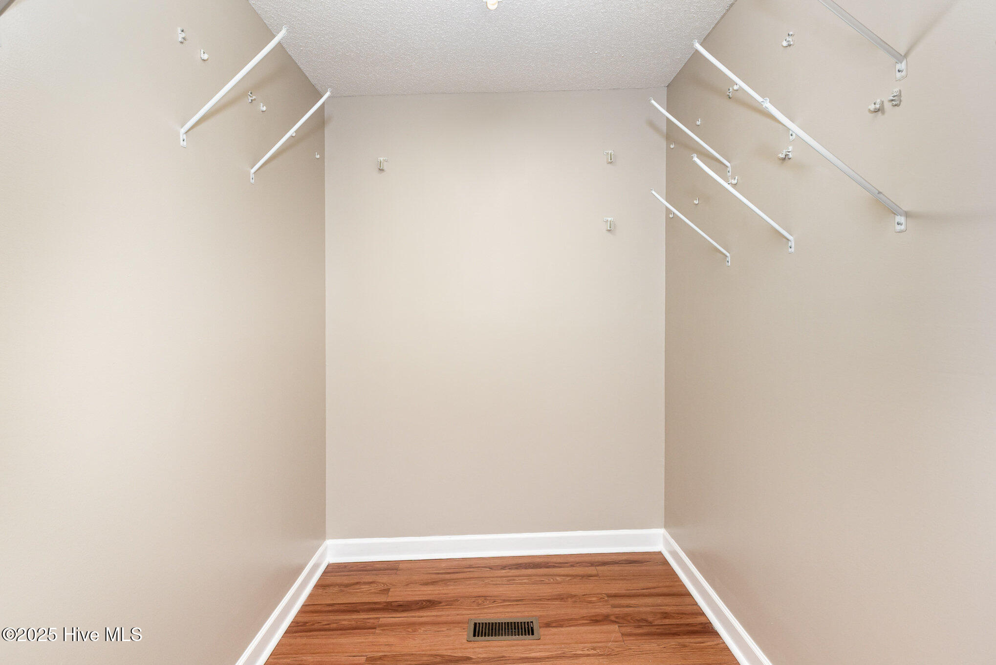 2924 Neals Creek Drive Property Photo 19