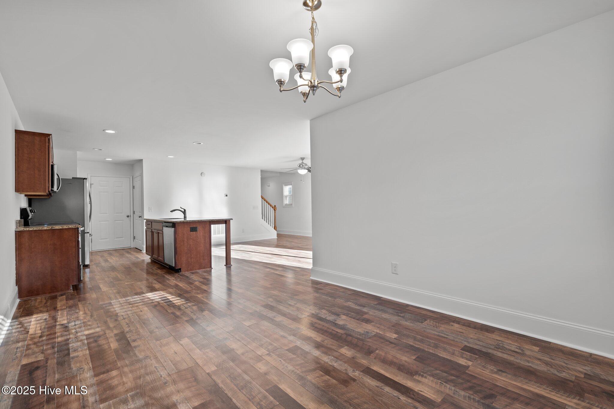 426 W Illinois Avenue Property Photo 8