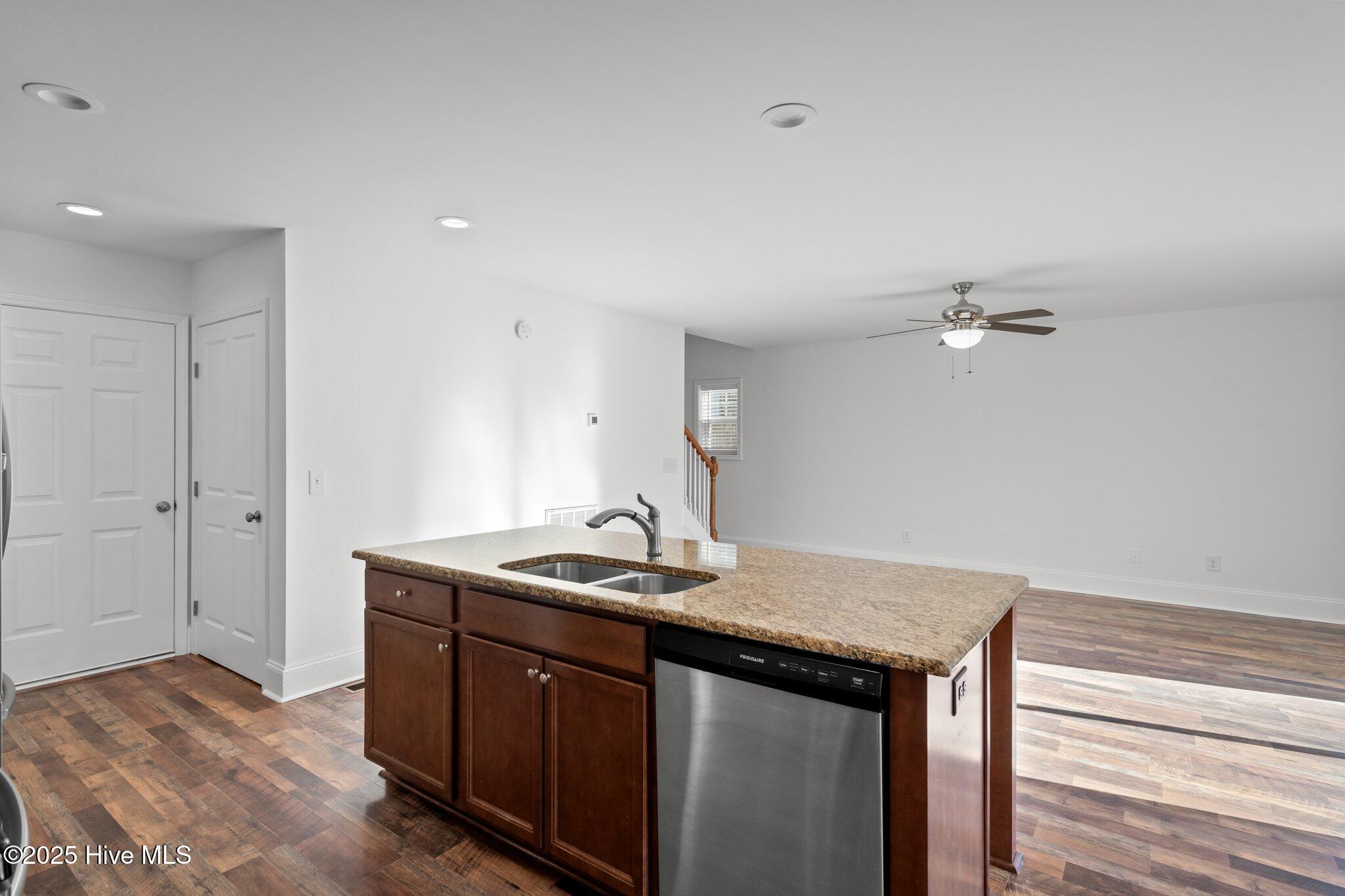 426 W Illinois Avenue Property Photo 13