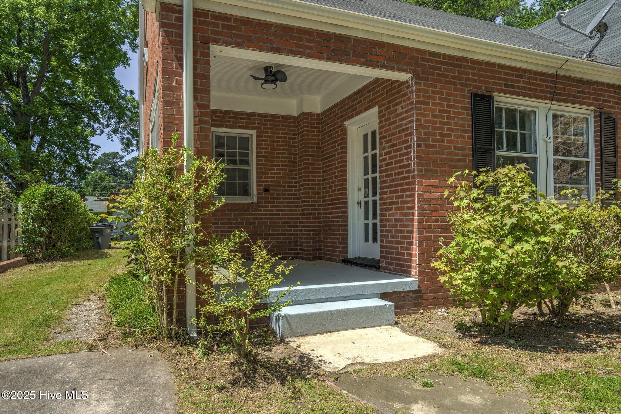 945 Sycamore Street Property Photo 4