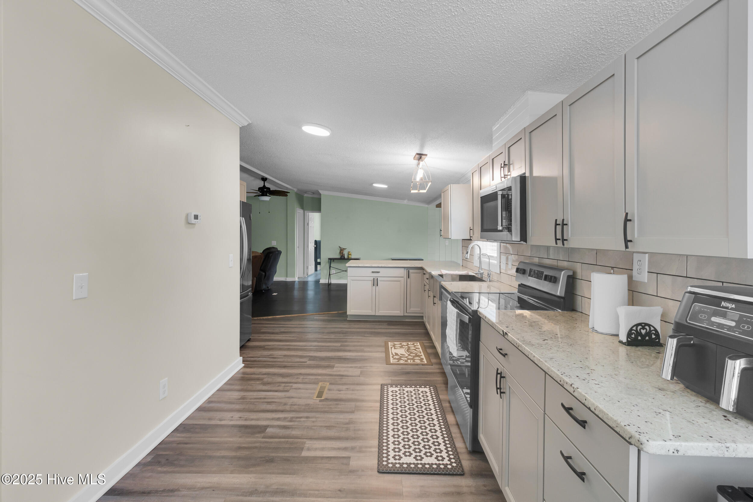 414 W Branch Drive Property Photo 2