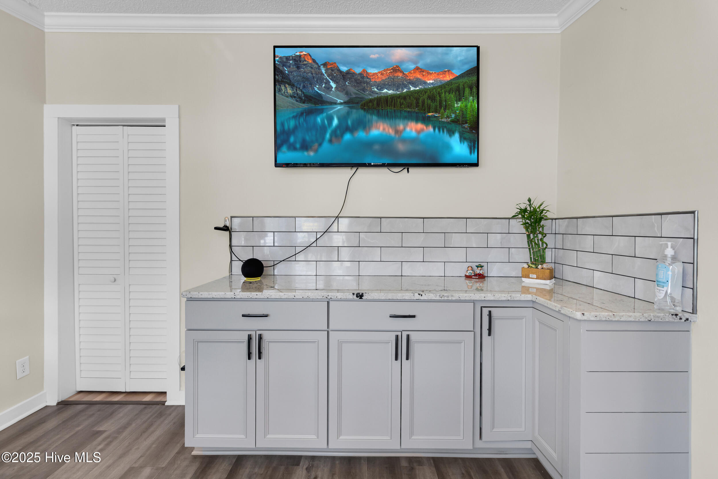 414 W Branch Drive Property Photo 9