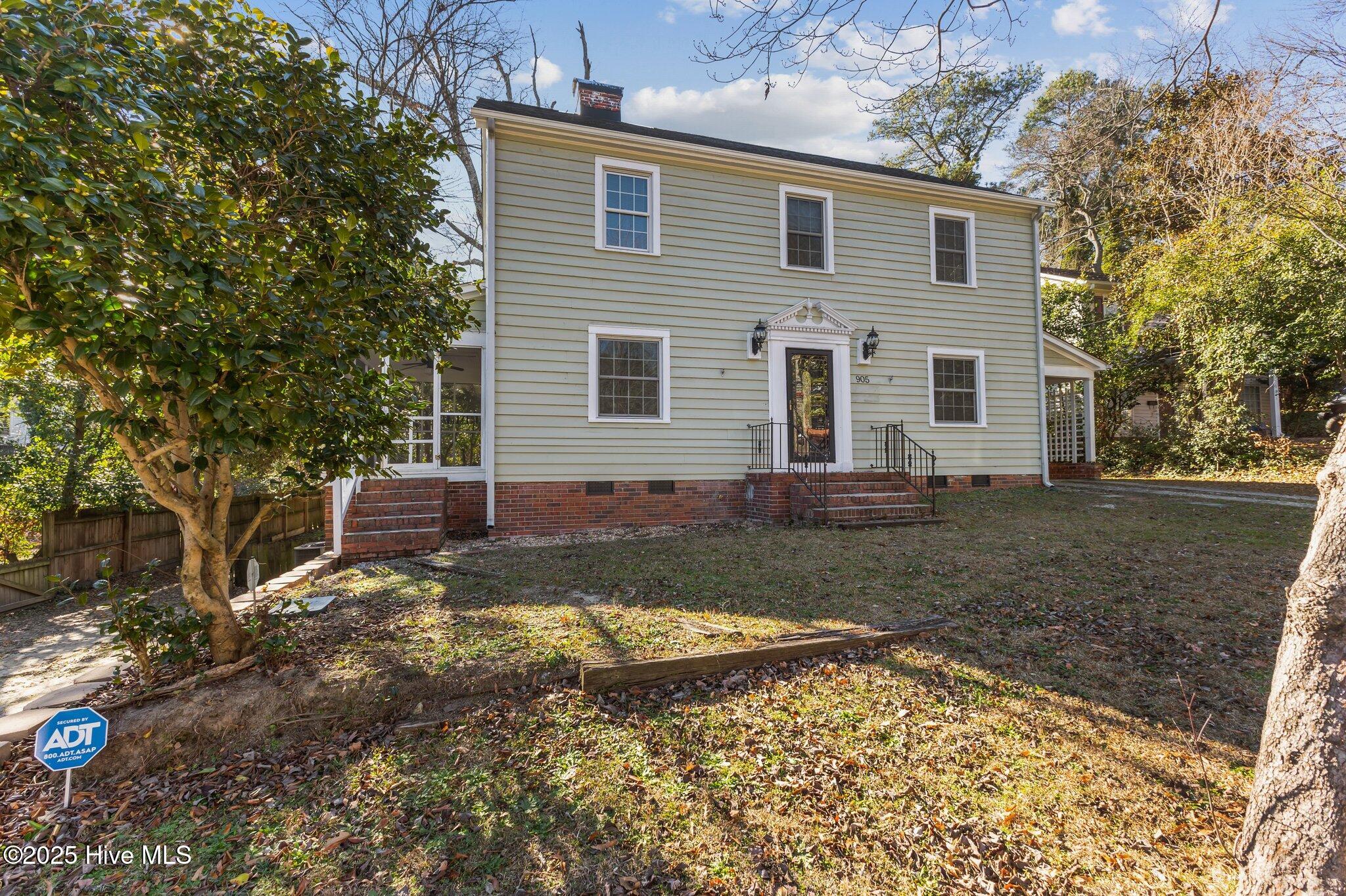 905 Clarendon Street Property Photo 4