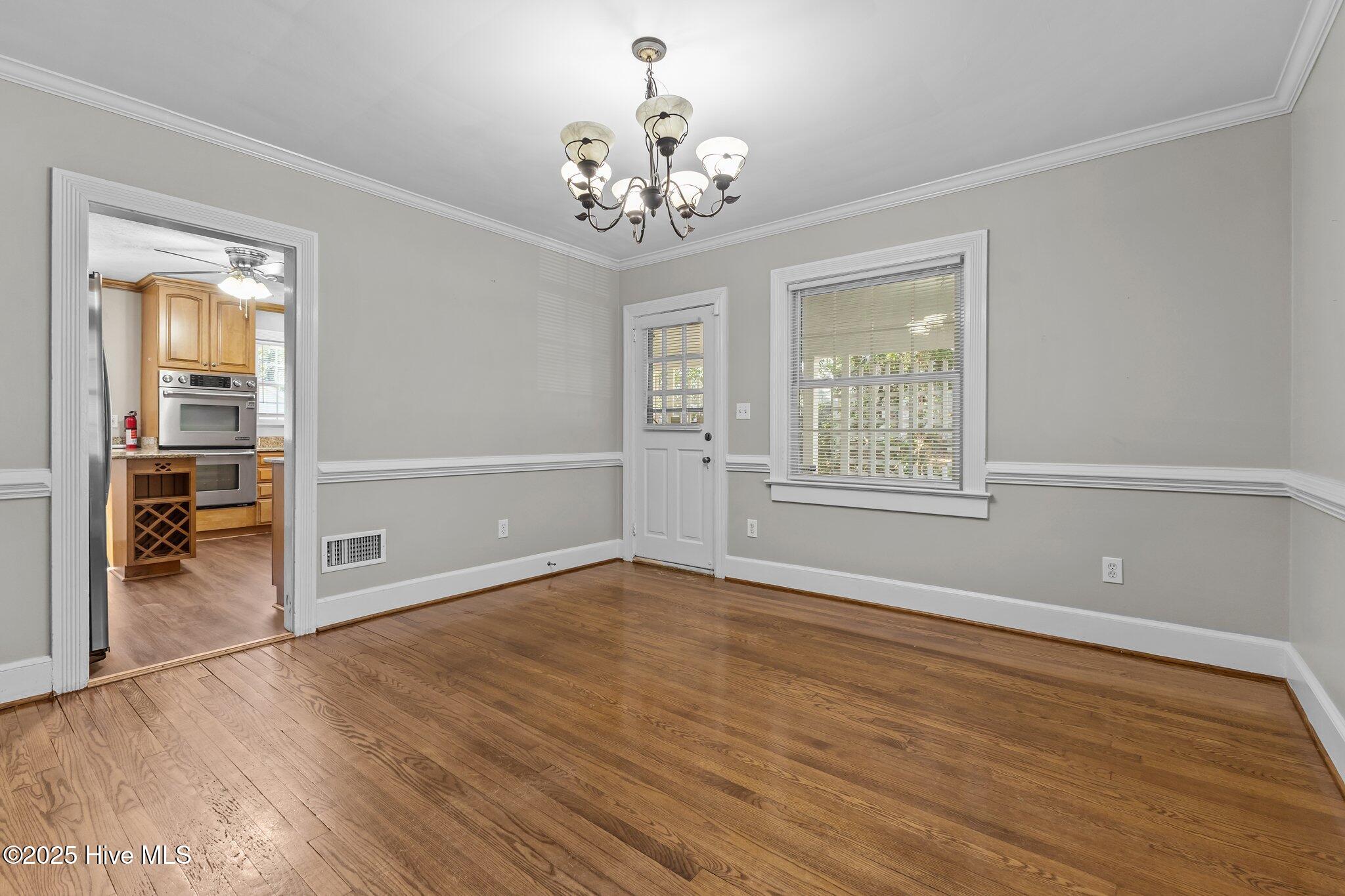 905 Clarendon Street Property Photo 12