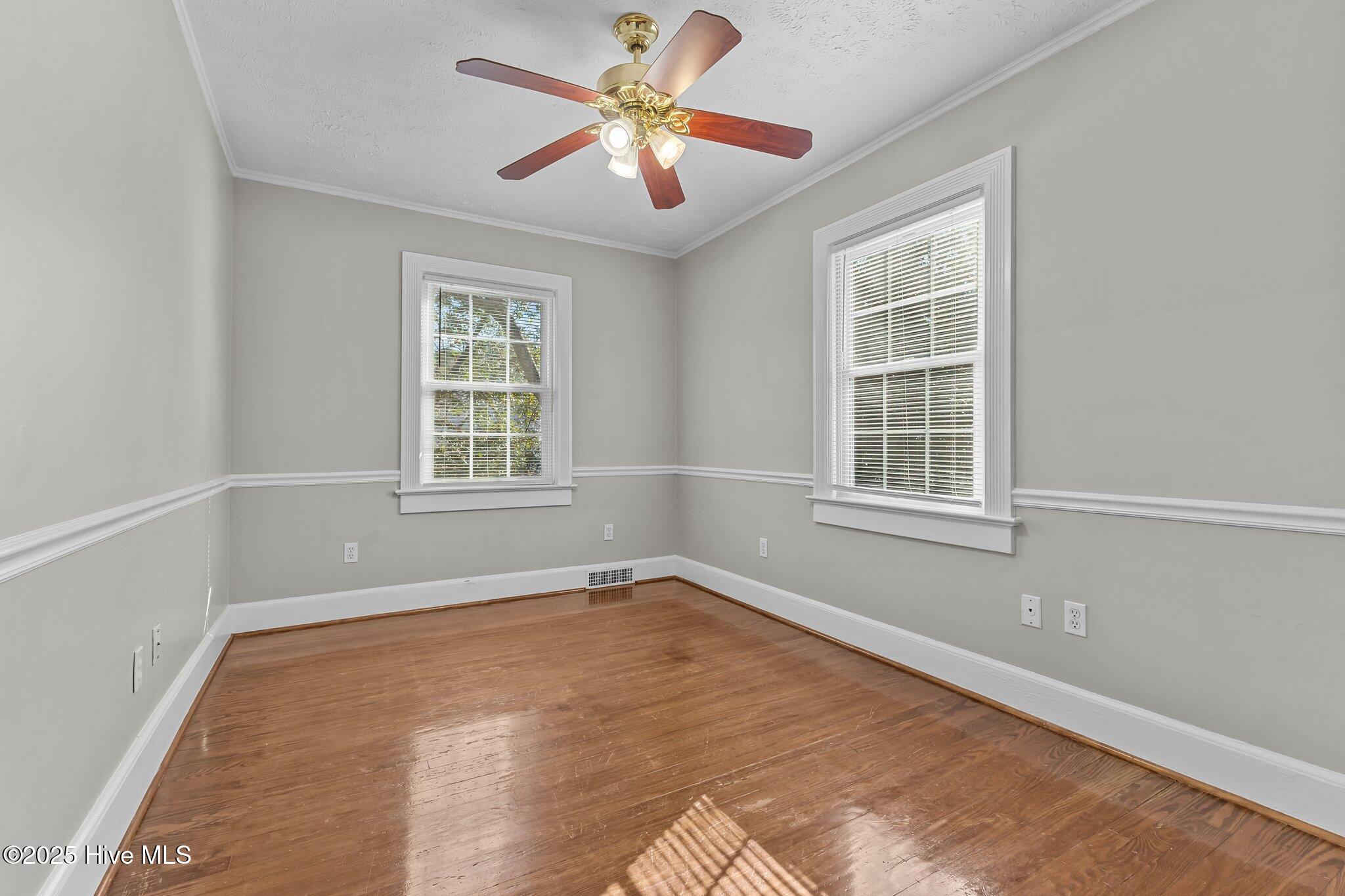 905 Clarendon Street Property Photo 24