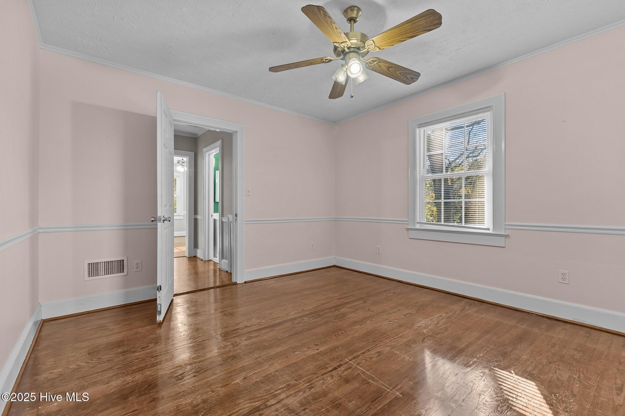 905 Clarendon Street Property Photo 27