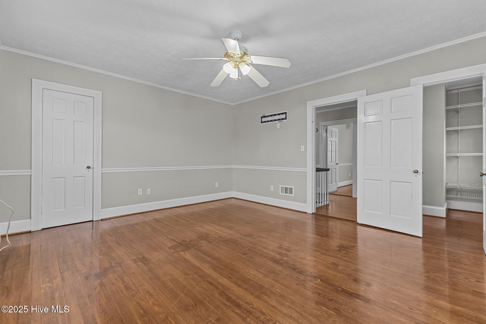 905 Clarendon Street Property Photo 30