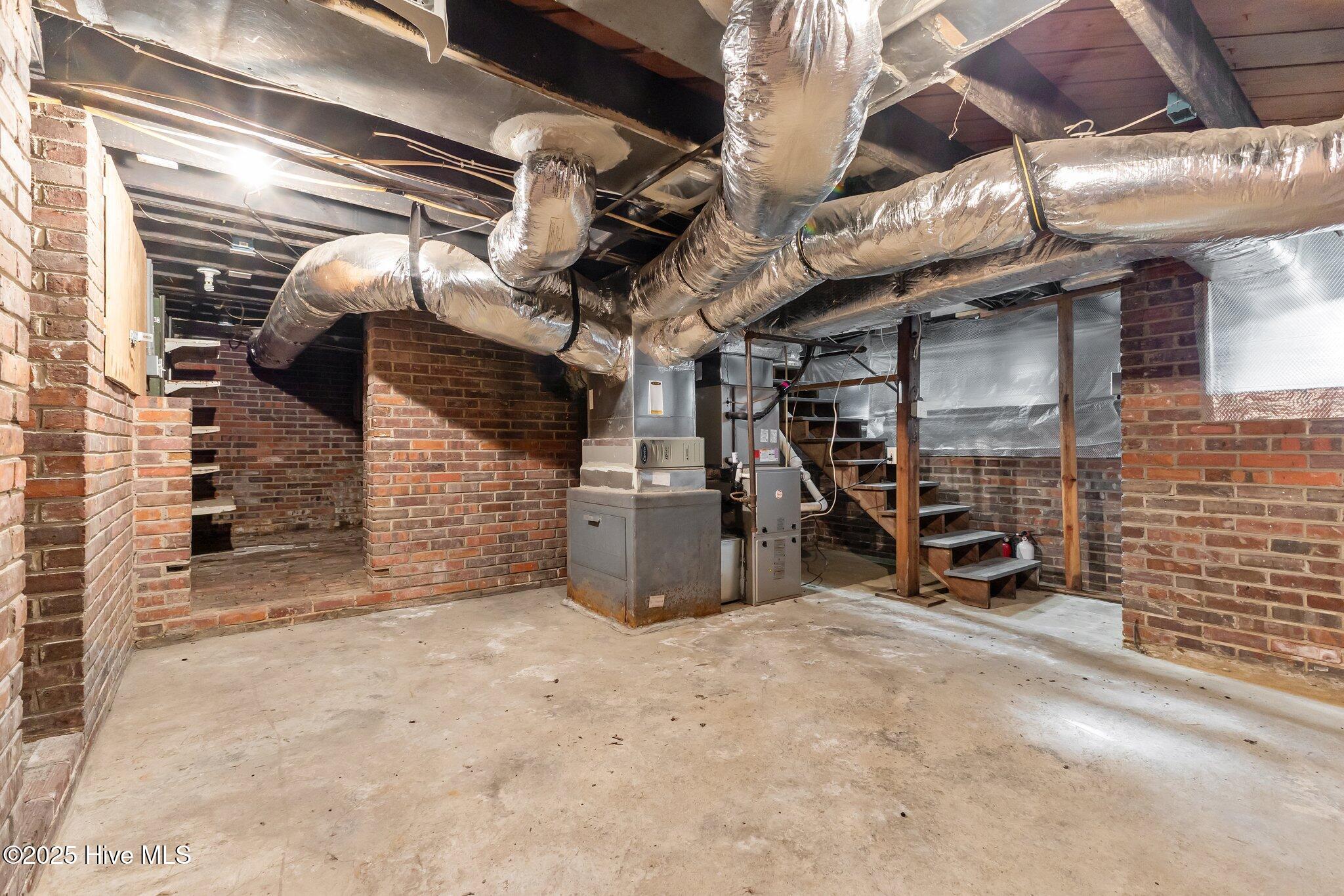 905 Clarendon Street Property Photo 32