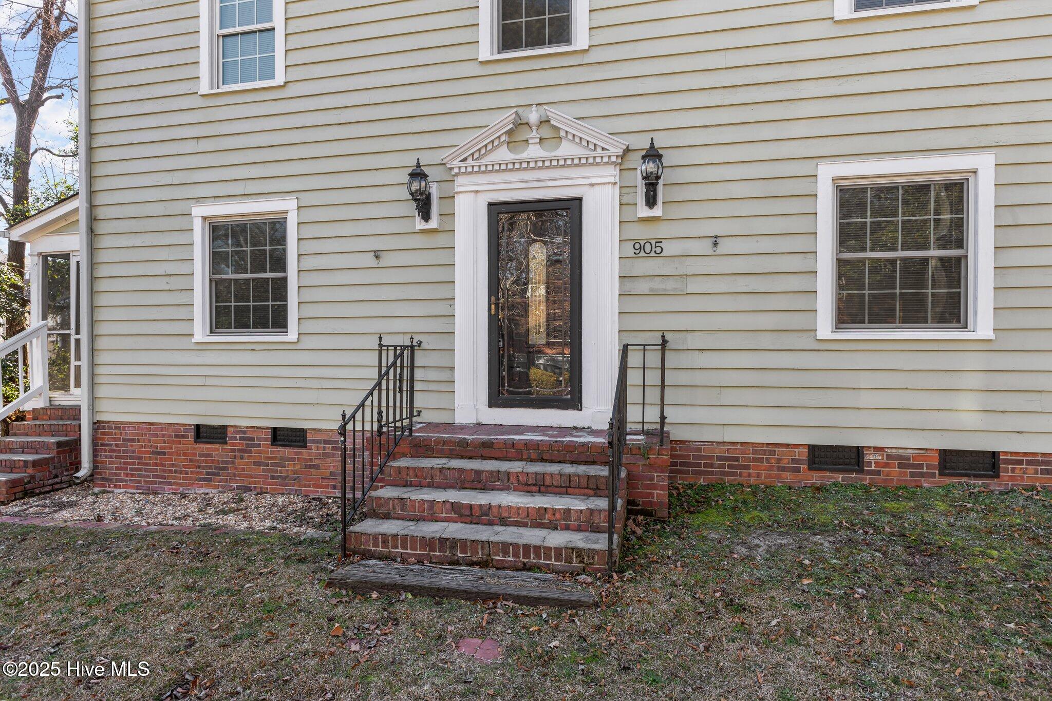 905 Clarendon Street Property Photo 42