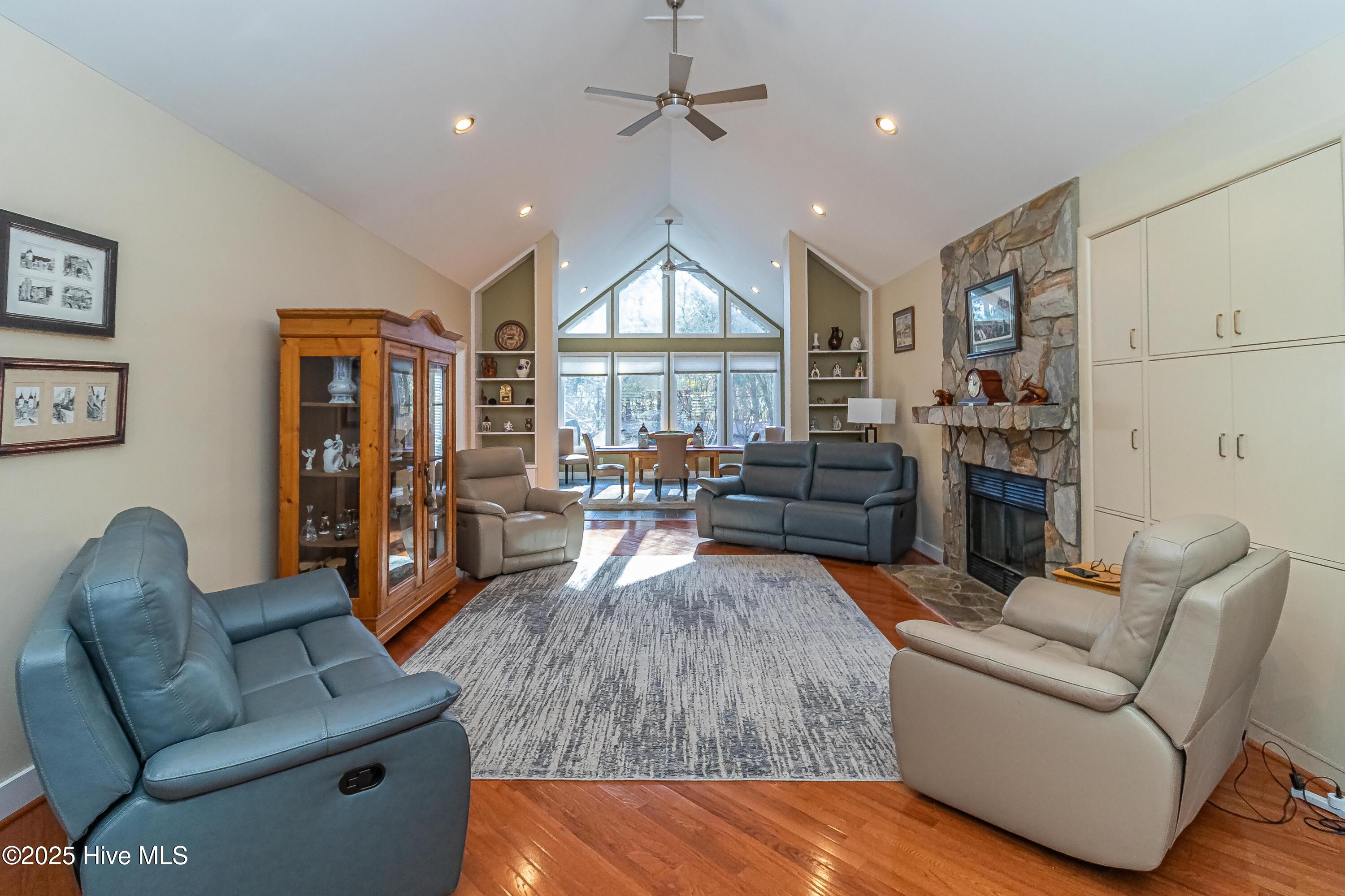 2715 Deerfield Lane Property Photo 6