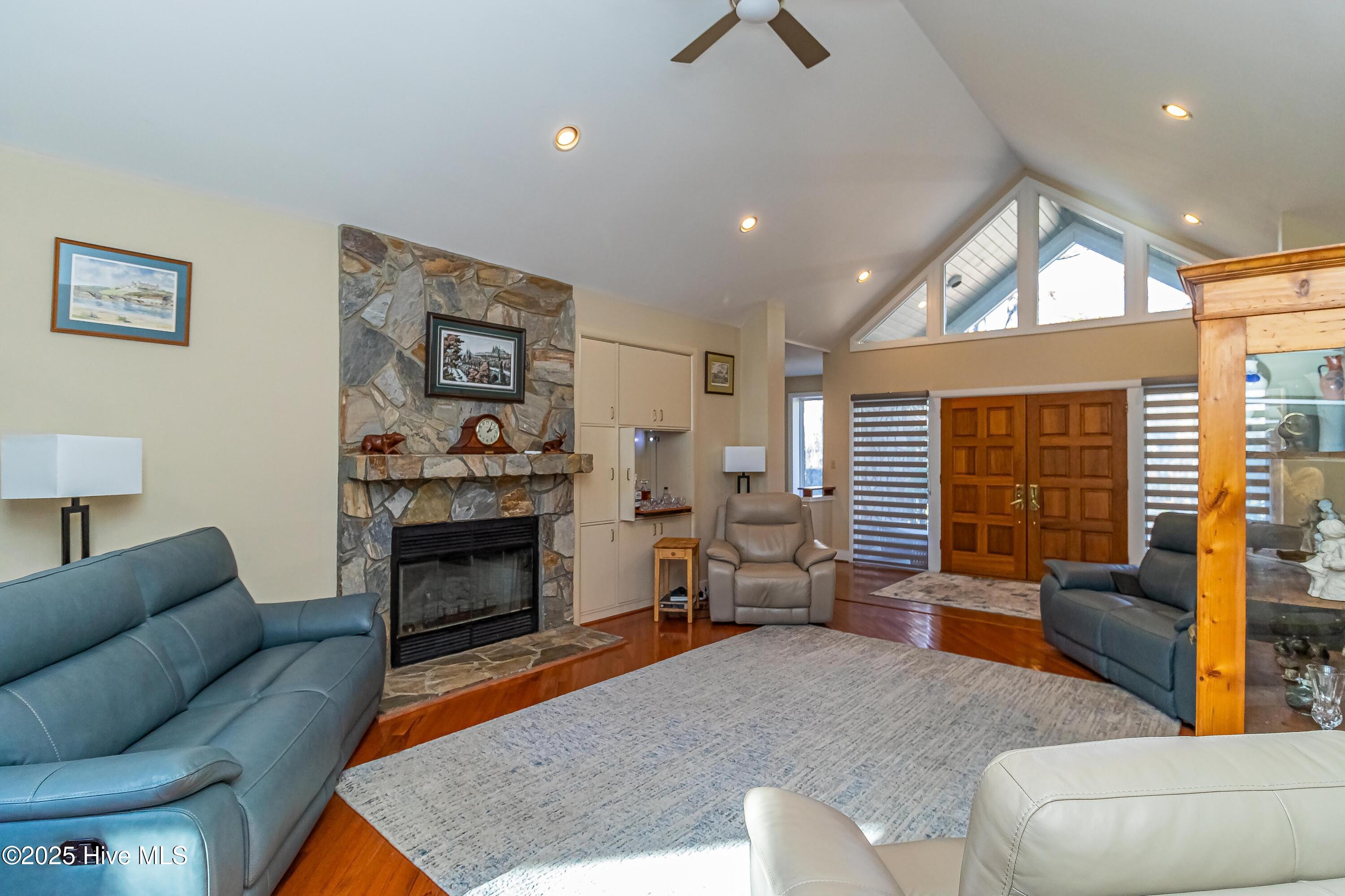 2715 Deerfield Lane Property Photo 7