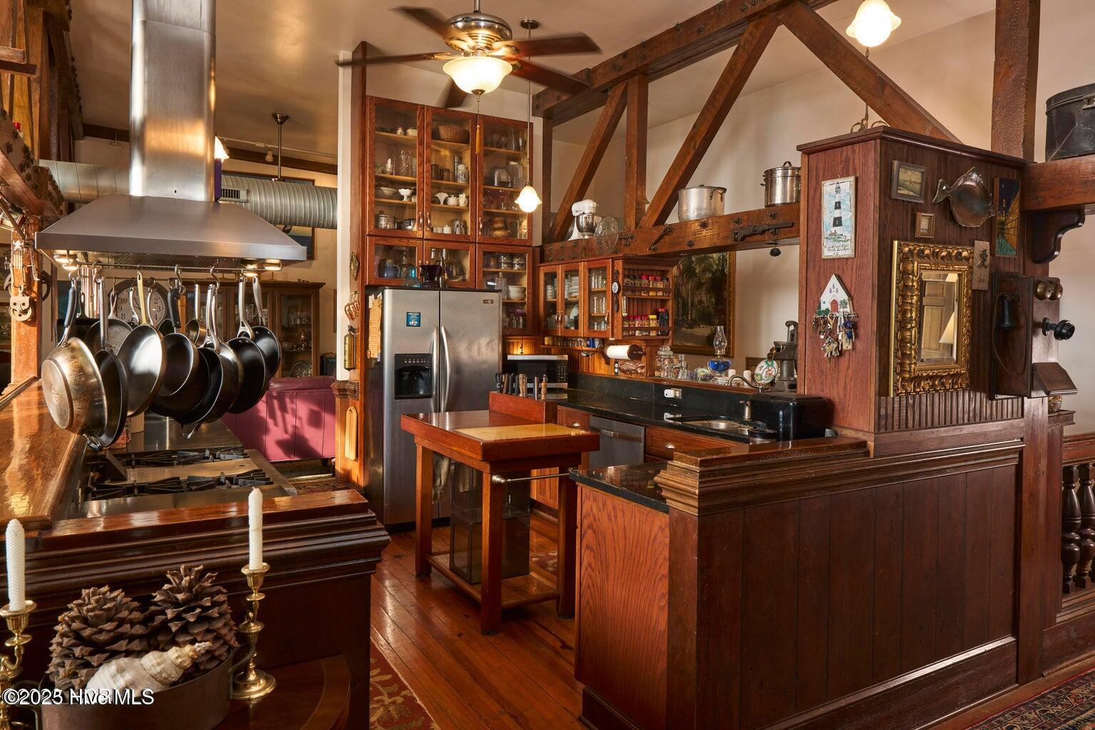 500 Arendell Street Property Photo 3